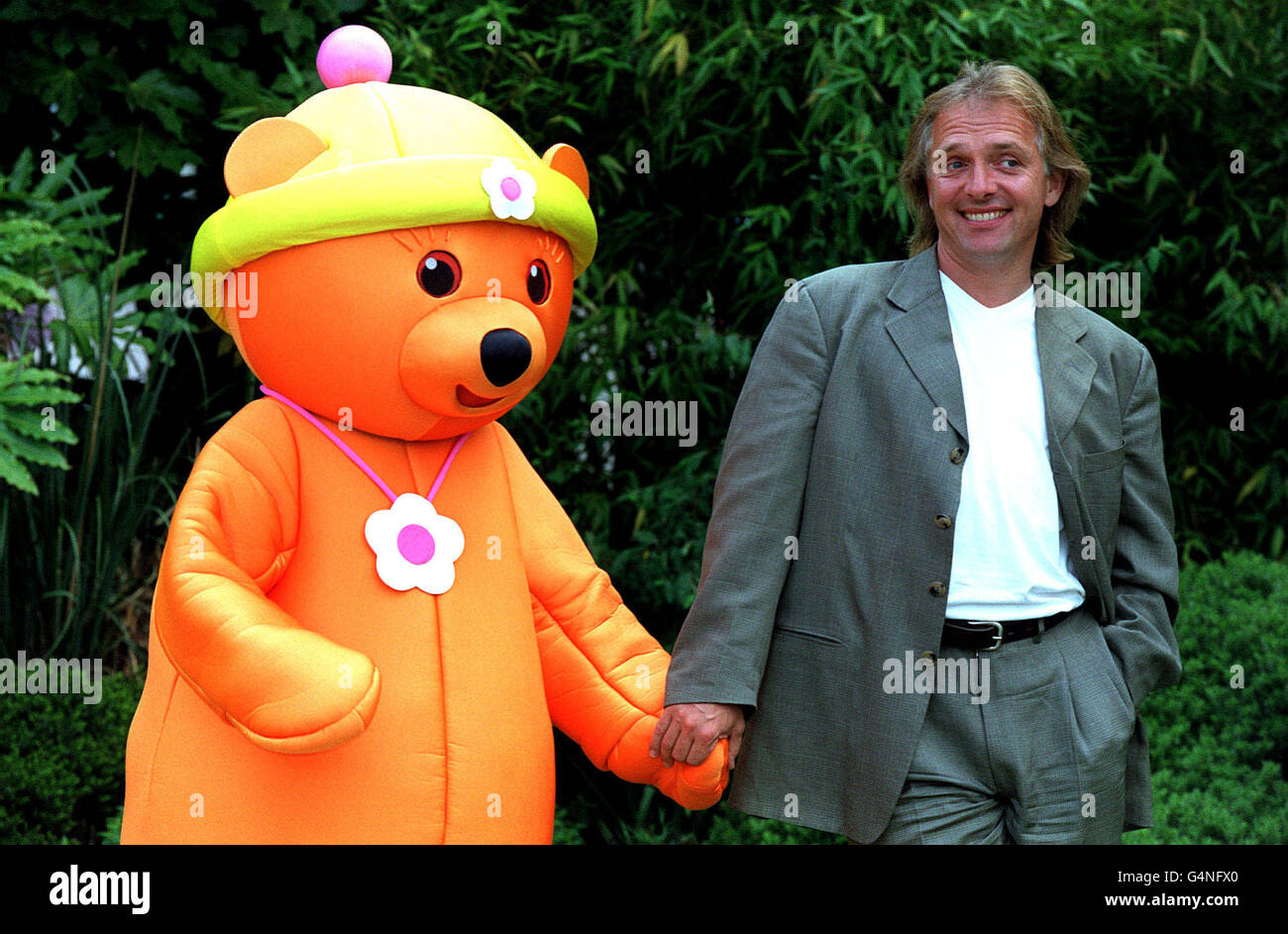 Rik Mayall au lauch des Jellikins. Le Jellikins sera lancé sur le petit-déjeuner de GMTV. Destinés aux enfants de deux à cinq ans, les Jellikins sont six personnages heureux et bondisants qui vivent tous dans Jolly Jelly World. * le programme sera narré par l'acteur comique Rik Mayall. Banque D'Images