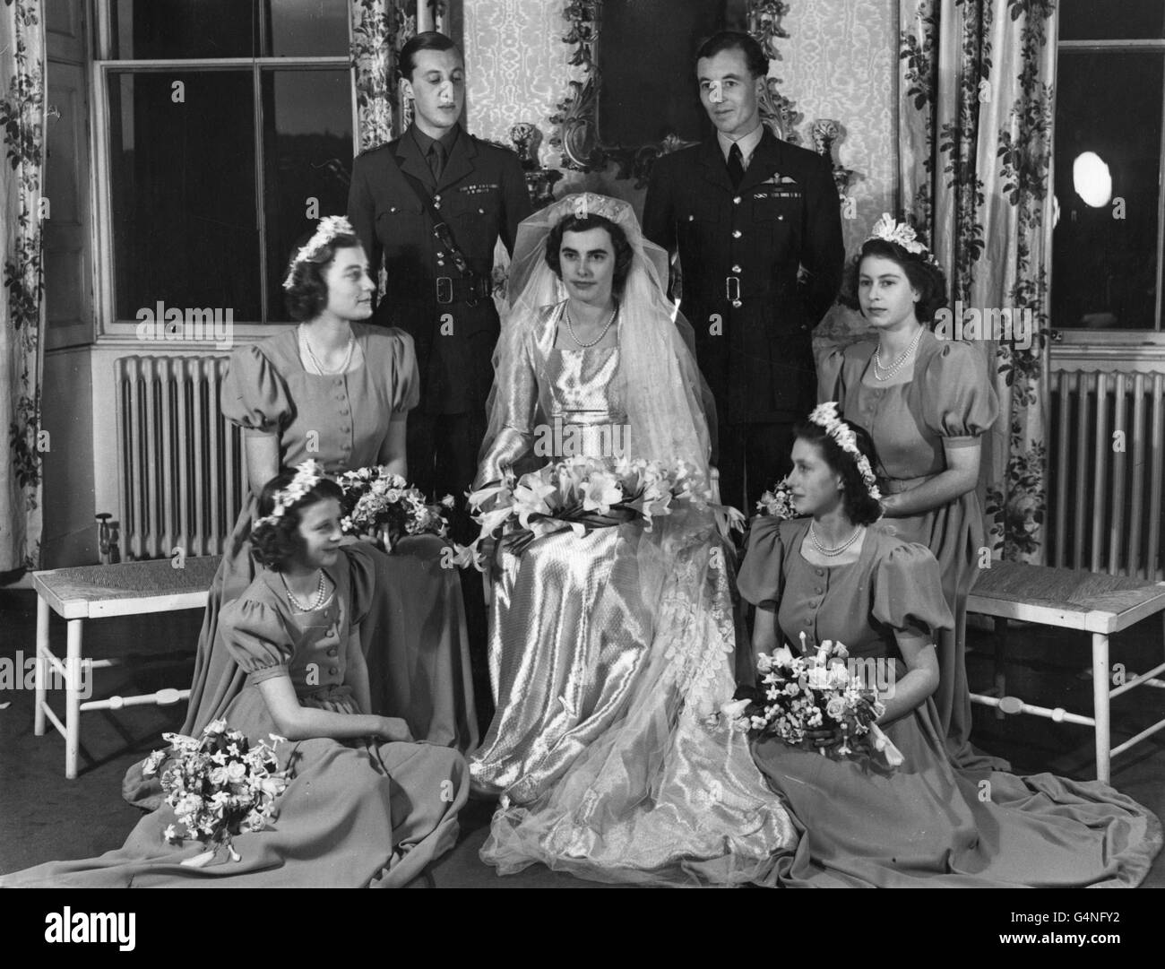 Le groupe de mariage à la réception tenue à Broadlands, la maison de Mountbatten, montre la mariée, l'honorable Patricia Mountbatten; et le marié, Lord Brabourne; le meilleur homme, le chef de l'escadron Charles Harris St. John; et les quatre demoiselles d'honneur, la princesse Elizabeth (au centre à droite); la princesse Margaret (en bas à droite); la princesse Alexandra (en bas à gauche); et l'honorable Pamela Mountbatten, soeur de la mariée. Banque D'Images