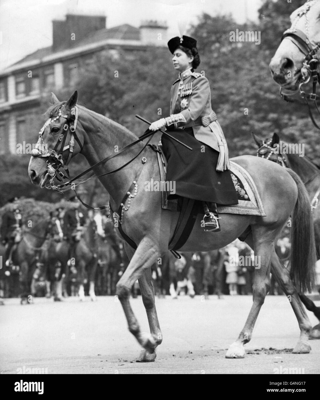 La princesse Elizabeth, députisant pour le roi pour la première fois, prend Winston, comme elle a pris le salut au Trooping la couleur sur la parade des gardes à cheval. Banque D'Images