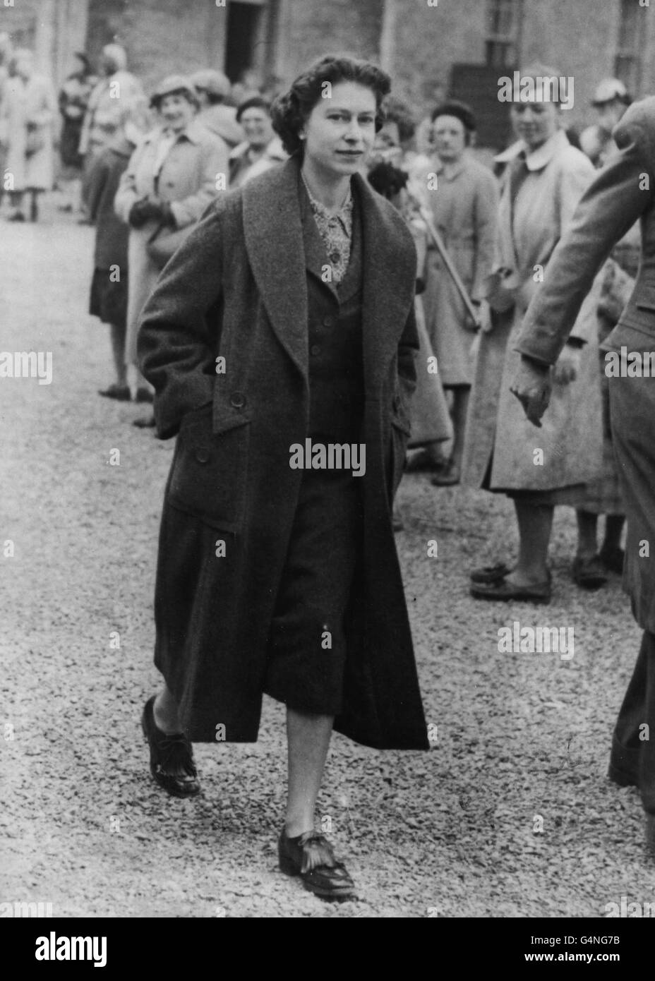 La reine Elizabeth II part des écuries de Badminton, où elle assistait aux épreuves de trois jours. Banque D'Images