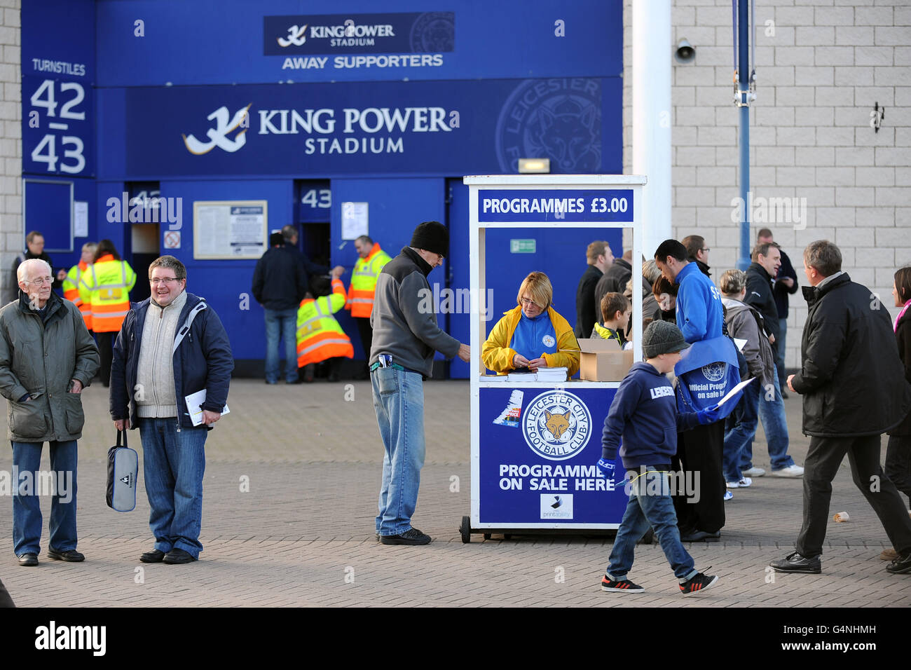 Les fans achètent des programmes d'allumette à l'extérieur du King Power Stadium avant le match. Banque D'Images