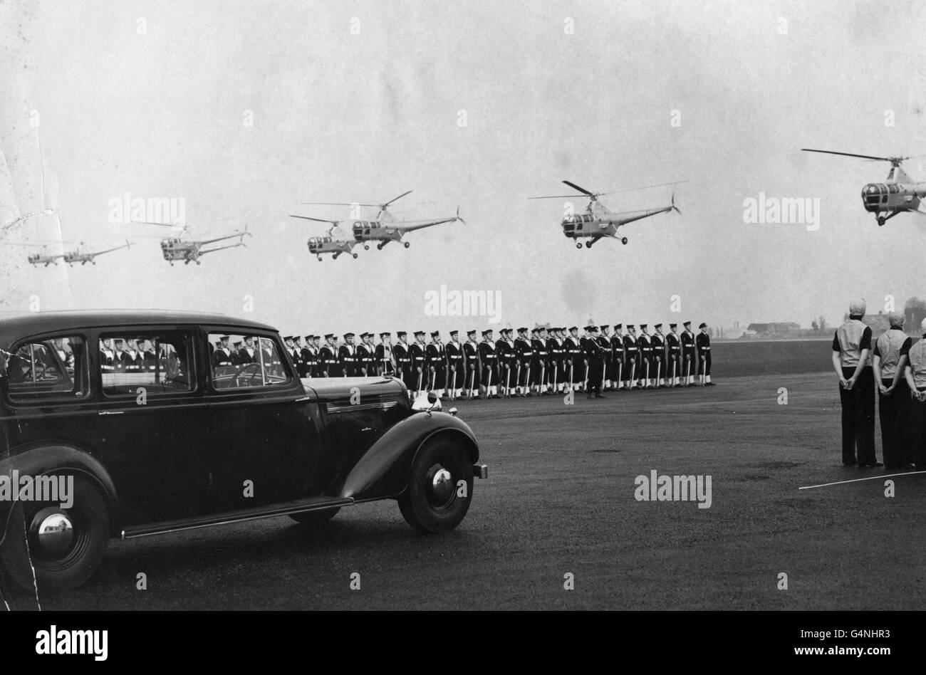 Des hélicoptères survolent l'aérodrome de Lee-on-Solent lors d'un survol, lorsque la reine Elizabeth II a effectué sa première visite dans un établissement naval depuis son accession, lorsqu'elle a visité le Home Air Command de la Royal Navy. Banque D'Images