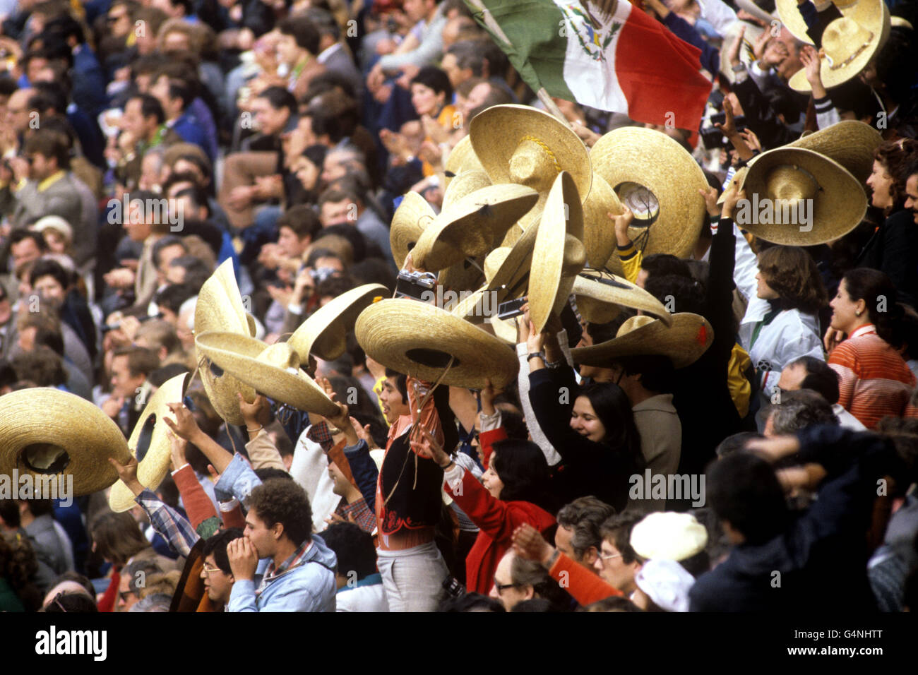 Des spectateurs portant un sombrero mexicain tout en regardant les Jeux olympiques de Moscou de 1980 au stade Lénine. Banque D'Images