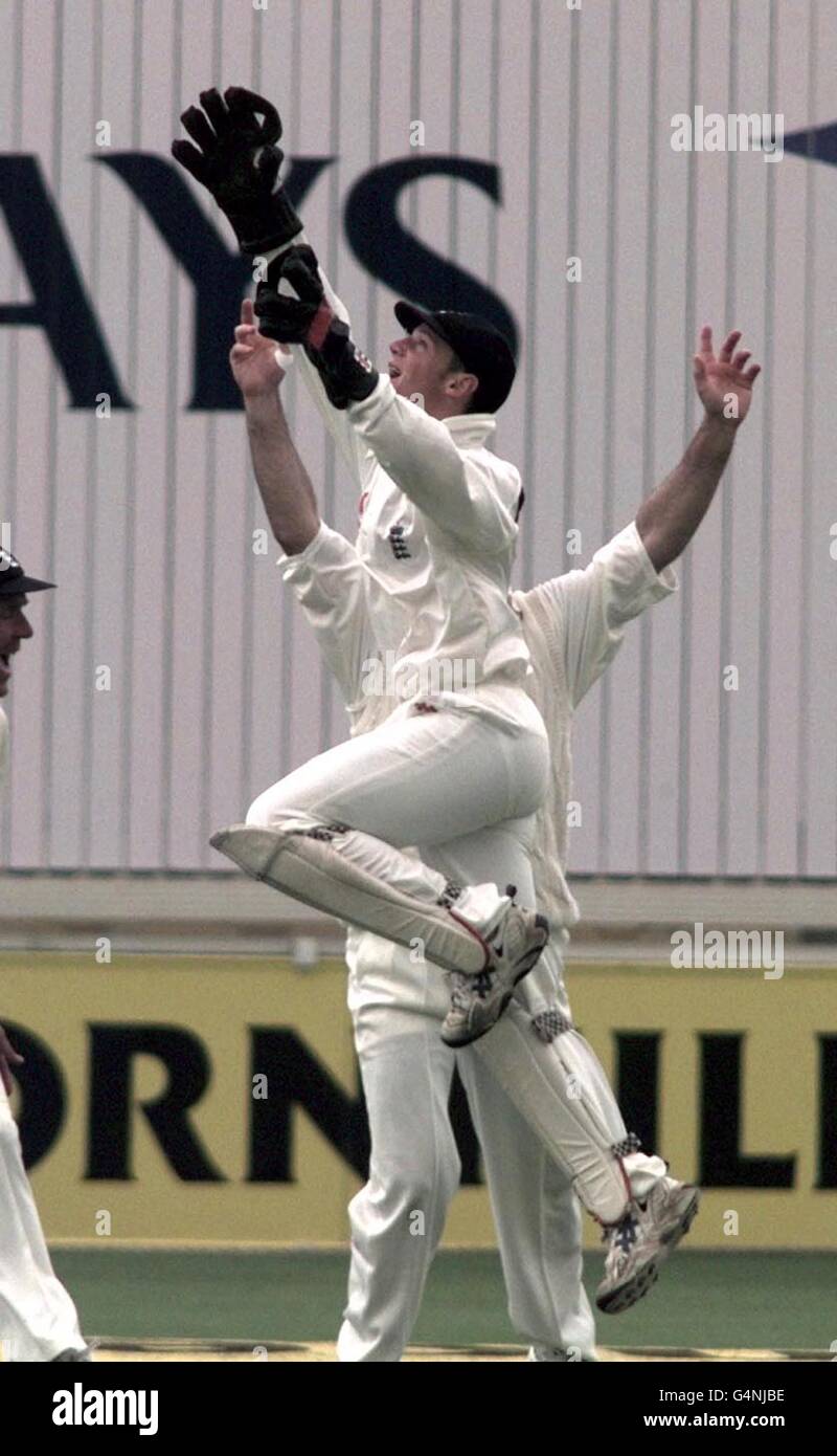 Un premier test de cricket pour le joueur de cricket d'Angleterre Chris Read, attrapant Nathan Astle de Nouvelle-Zélande du bowling de Mark Butcher, lors de leur match de test de cricket à Edgbaston. Banque D'Images