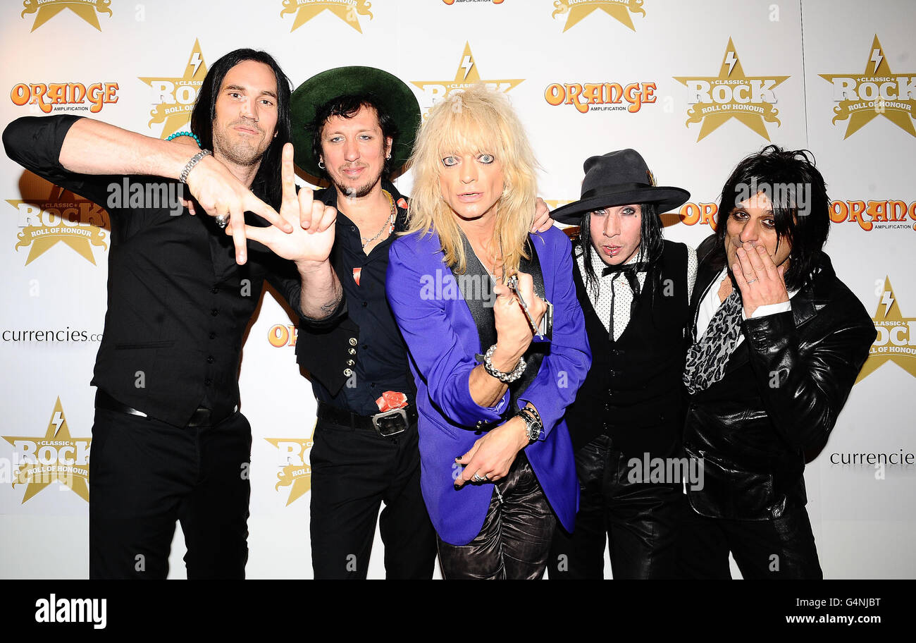 Michael Monroe (au centre) remporte le prix de l'album de l'année au Classic Rock Roll of Honor au Roundhouse de Londres. Banque D'Images