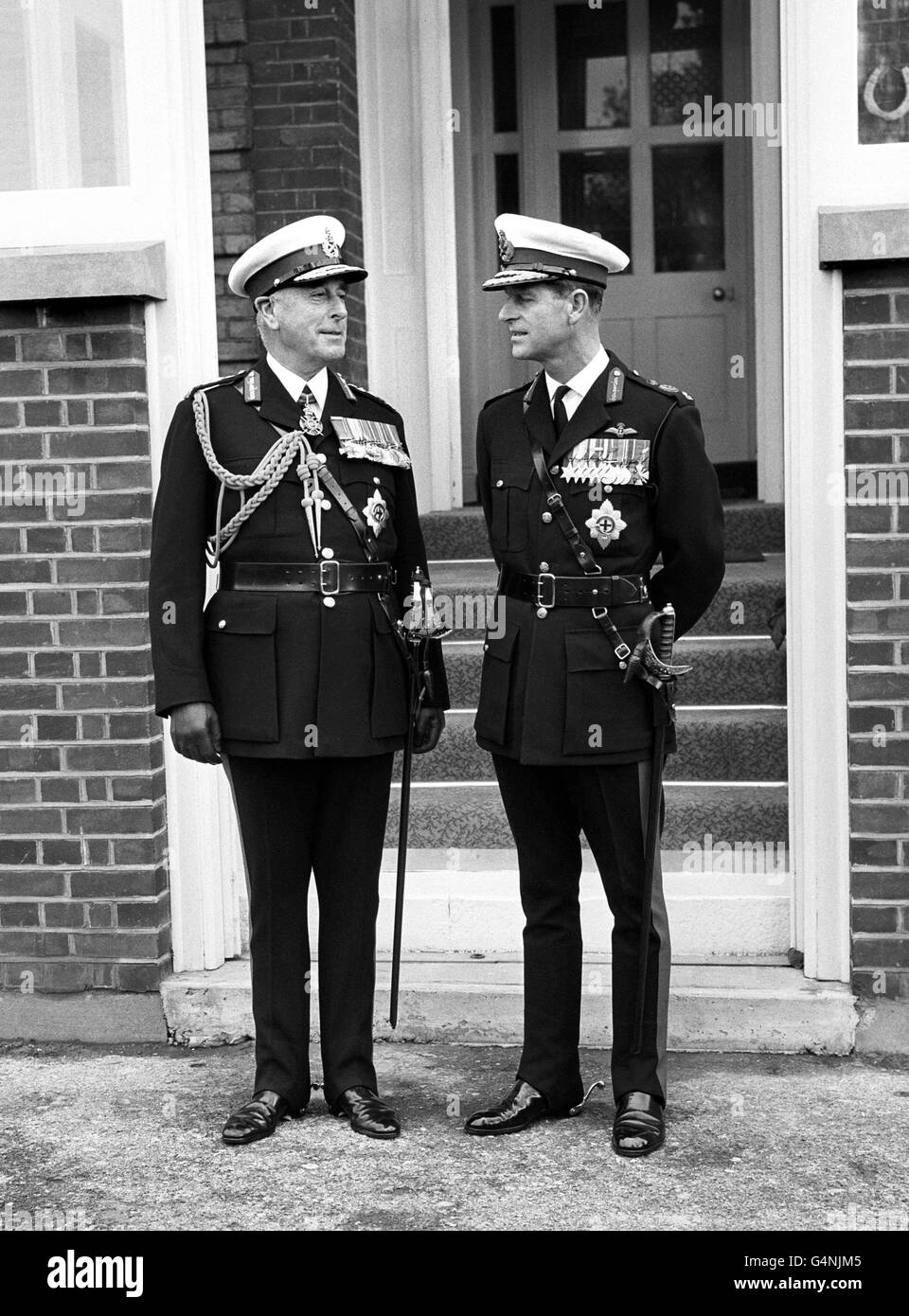 Le duc d'Édimbourg (r) en uniforme en tant que capitaine général des Royal Marines photographié avec son oncle, amiral de la flotte, Earl Mountbatten de Birmanie à la caserne royale des Marines, Eastney près de Portsmouth Banque D'Images