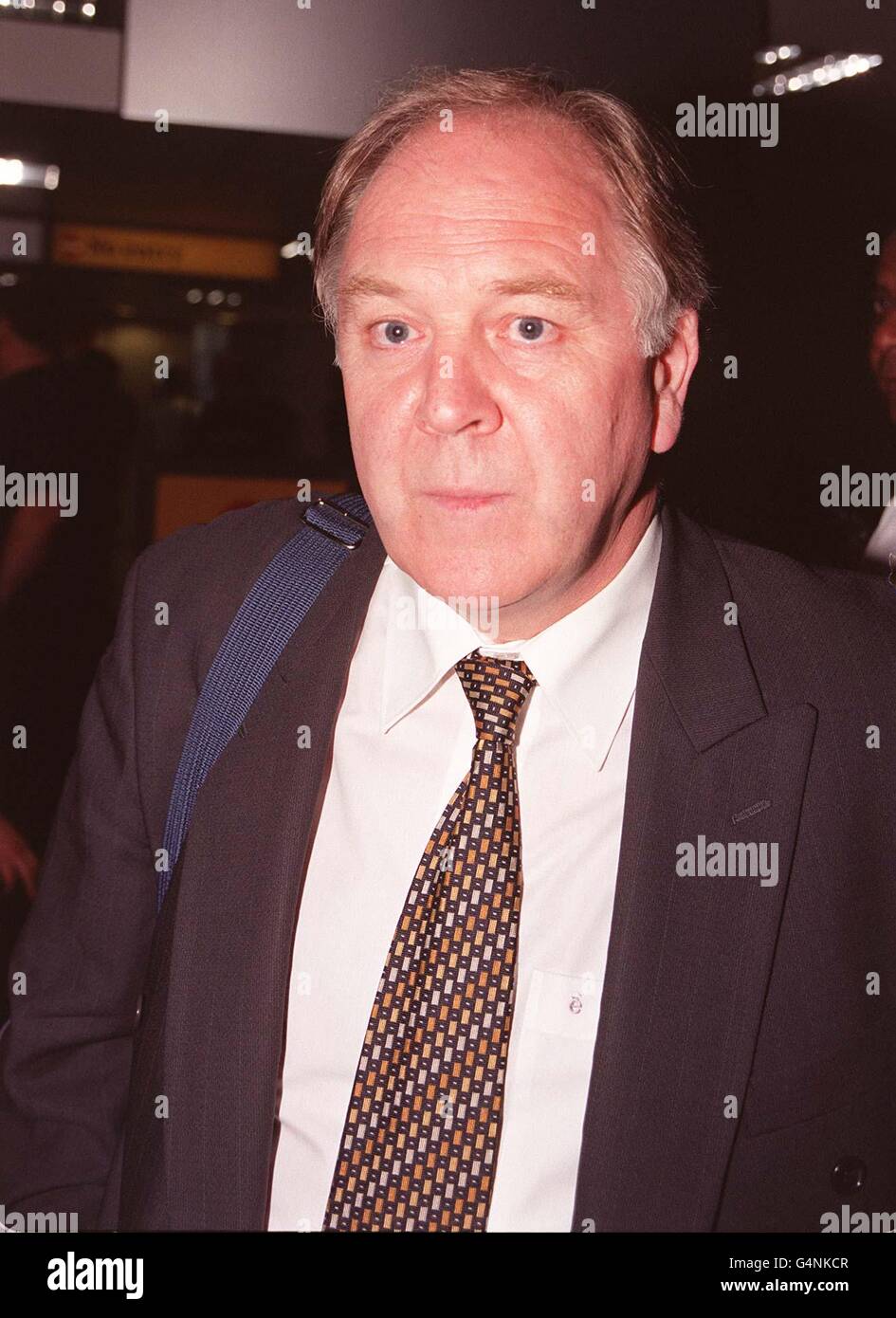 Craig Brown, responsable du football écossais, arrive à l'aéroport de Londres Heathrow, où l'ancien joueur des Glasgow Rangers est au centre des allégations de fanatisme religieux, à la suite de rapports publiés dans un journal du dimanche 11/7/99 où il a chanté des chansons anti-catholiques. Banque D'Images