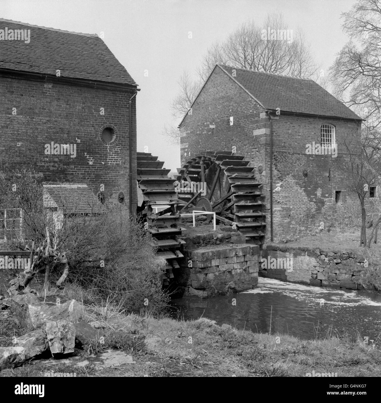 Un moulin à silex alimenté par deux roues d'eau sur le réseau de la rivière Churnet à Cheddleton, dans le nord du Staffordshire. Banque D'Images