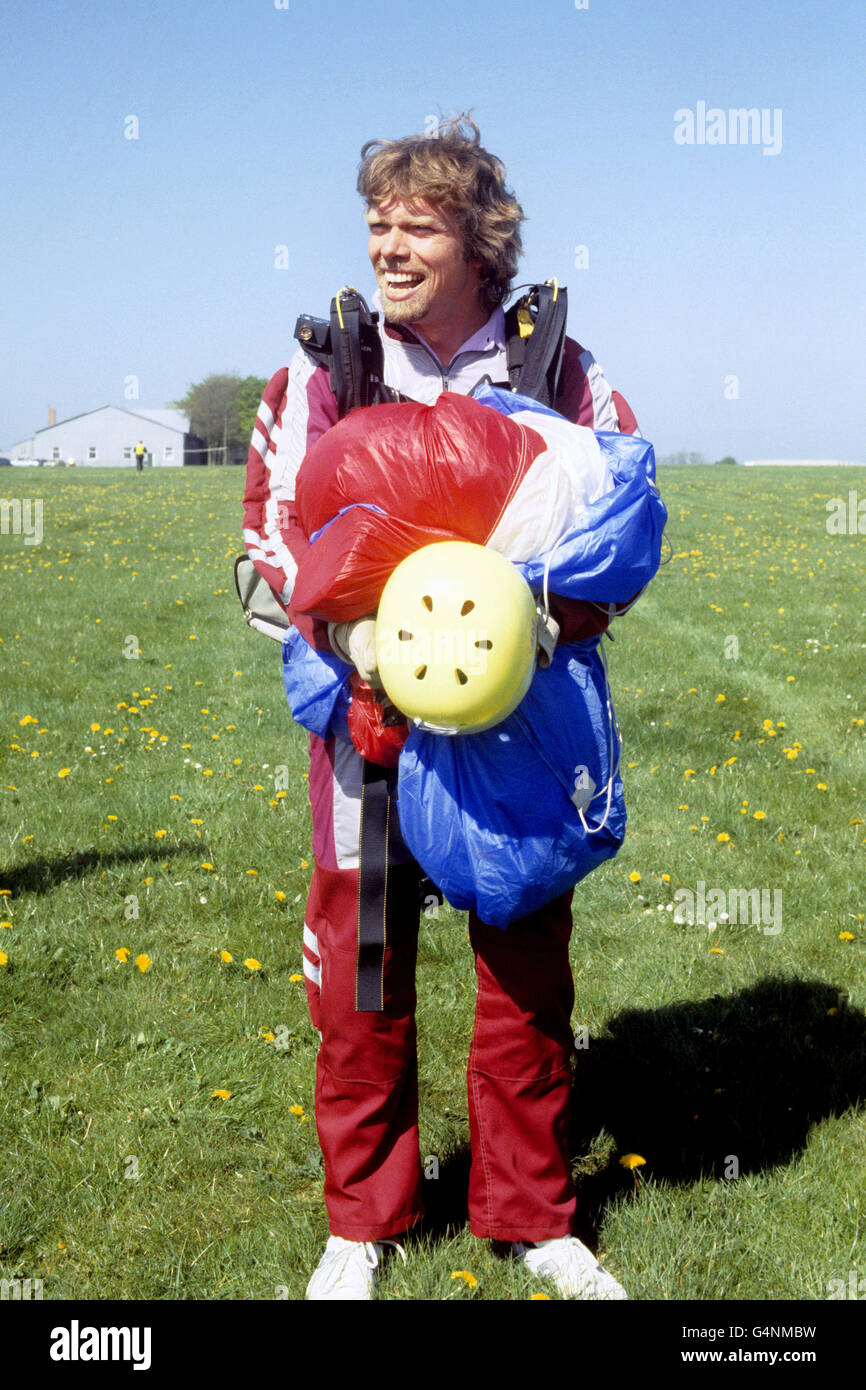 Richard Branson, patron du groupe Virgin, sur un cours de parachute de trois jours. Il apprend à faire de la plongée sous-marine une partie essentielle, mais sans doute inutile, de la formation pour son prochain passage en montgolfière transatlantique Banque D'Images