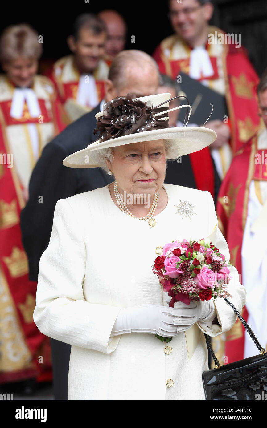 La reine Elizabeth II de Grande-Bretagne laisse un service de célébration pour marquer le 400e anniversaire de la Bible du roi James à l'abbaye de Westminster à Londres. Banque D'Images