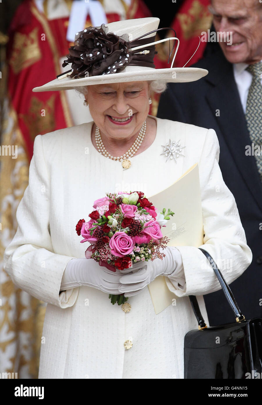 La reine Elizabeth II de Grande-Bretagne laisse un service de célébration pour marquer le 400e anniversaire de la Bible du roi James à l'abbaye de Westminster à Londres. Banque D'Images