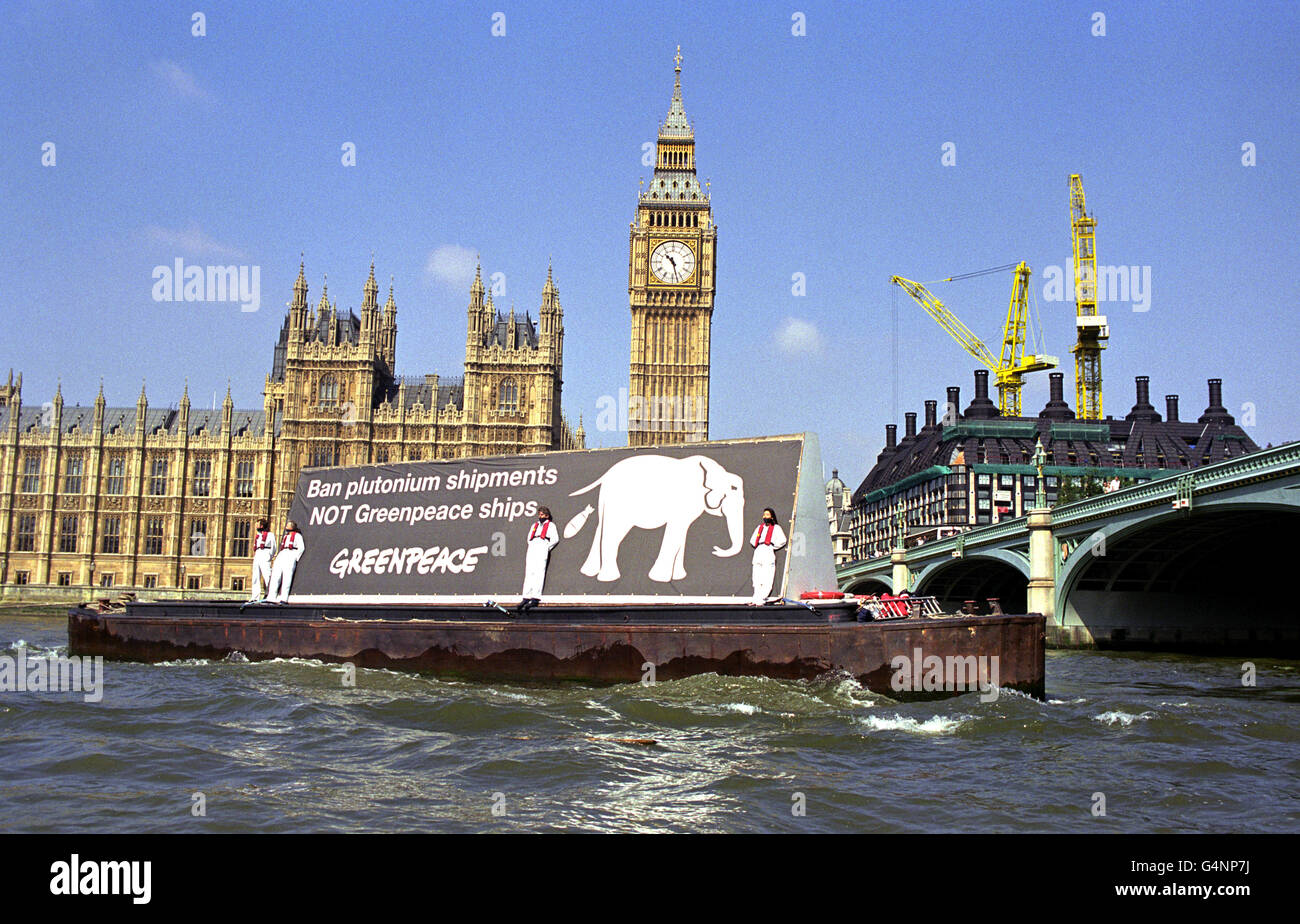 Greenpeace a envoyé un message à Tony Blair d'une barge sur la Tamise, devant les chambres du Parlement , Condamnant les expéditions récemment repartis de plutonium utilisable d'armes de Grande-Bretagne * la bannière de 40 pieds de long portant l'image d'un éléphant blanc excrétant une bombe nucléaire et avec le mot 'Tony Blair , les expéditions de plutonium de Ban ET NON les navires de Greenpeacre' Banque D'Images