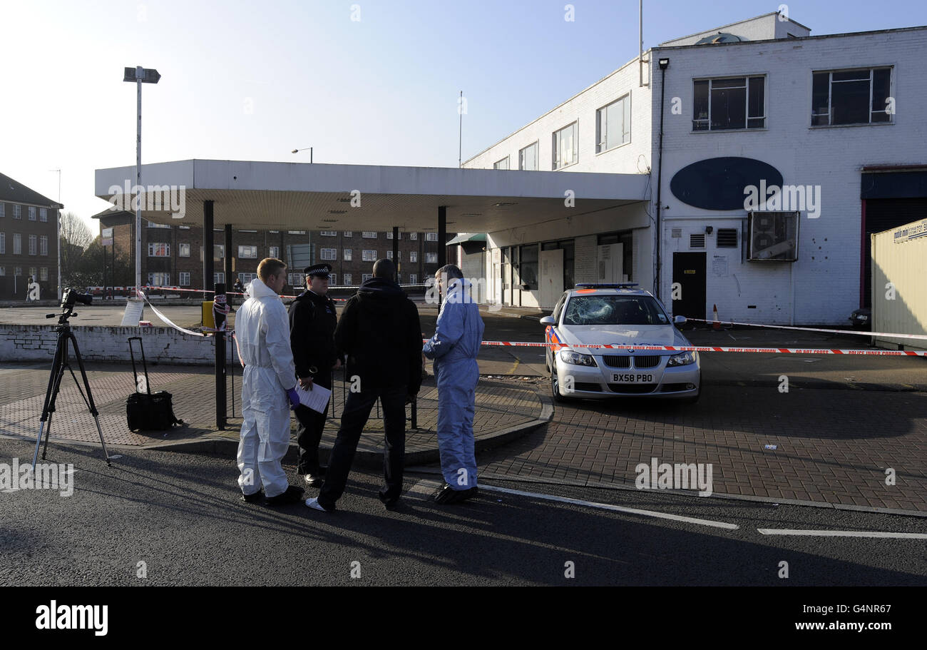 Une voiture de police endommagée (à droite) après que 4 policiers ont été poignardé à Kingsbury Road, Brant, Londres. Date de la photo: Samedi 19 novembre 2011. APPUYEZ SUR ASSOCIATION photo. Trois officiers ont été poignardés après qu'une poursuite s'est terminée dans une lutte violente après qu'un homme a saisi un couteau dans un magasin de boucher. Voir PA Story POLICE Stab. Crédit photo: Rebecca Naden/PA Wire Banque D'Images