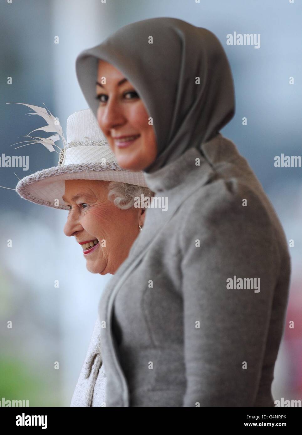 La reine Elizabeth II et Hayrunnisa Gul, épouse du président turc Abdullah Gul, se réunissent au cours d'une revue d'une garde d'honneur sur la parade des gardes à cheval à Londres alors qu'il commence une visite d'État de trois jours au Royaume-Uni. Banque D'Images