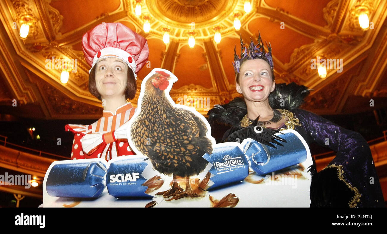 Les stars de Panto Karen Dunbar (à gauche) et Clare Grogan (à droite) lancent la campagne de cadeaux de Noël réels de la SCIAF au King's Theatre de Glasgow. Banque D'Images