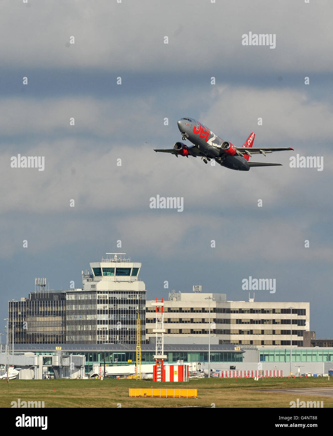 Un Boeing 737-300 Jet 2 part de l'aéroport de Manchester. Banque D'Images