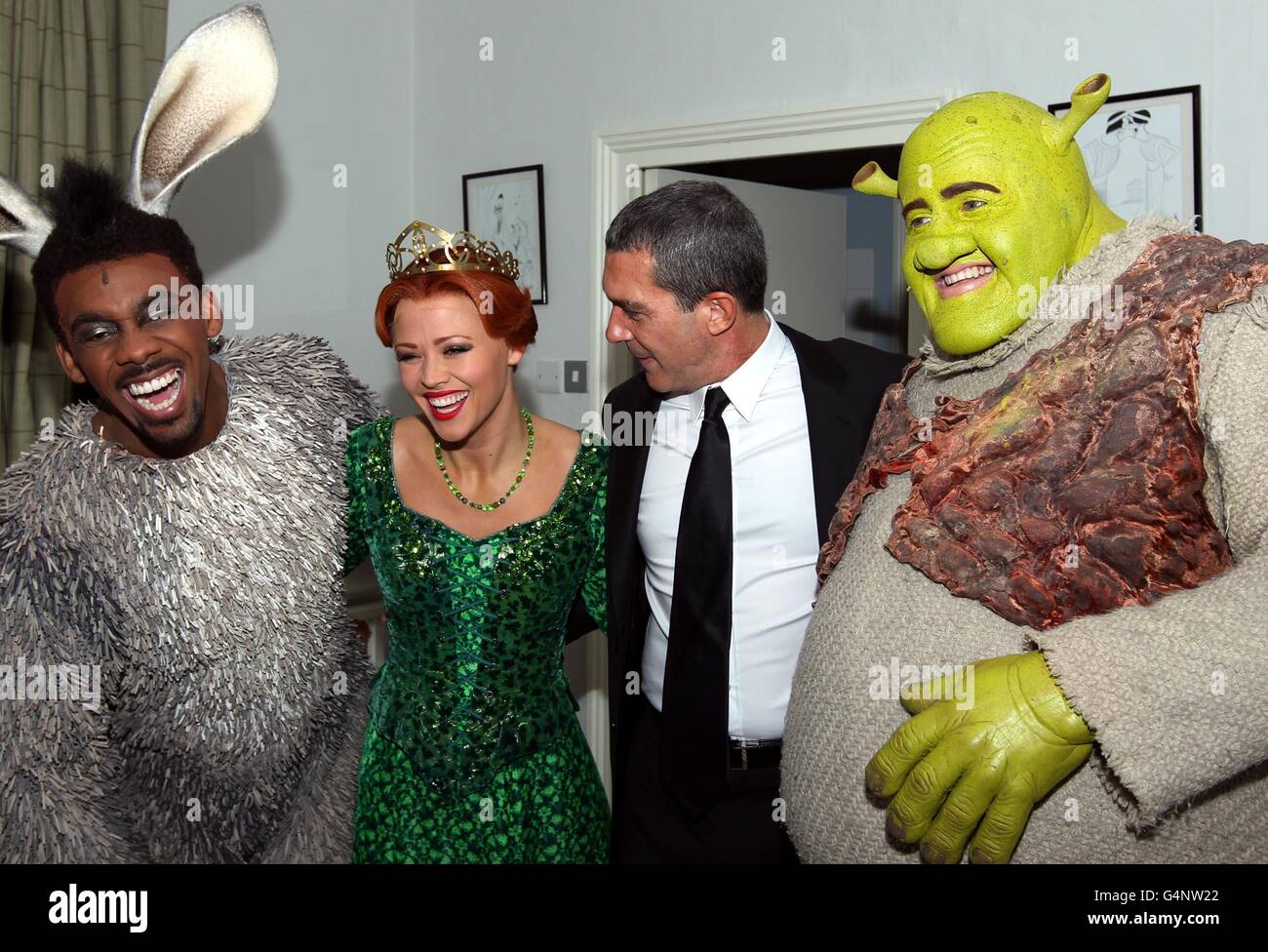 (Gauche - droite) Richard Blackwood comme Donkey, Kimberley Walsh comme la princesse Fiona, Antonio Banderas et Nigel Lindsay comme Shrek Backstage à Shrek The musical au Theatre Royal, Londres. APPUYEZ SUR ASSOCIATION photo. Date de la photo: Jeudi 24 novembre 2011. Le crédit photo devrait se lire : Sean Dempsey/PA Banque D'Images
