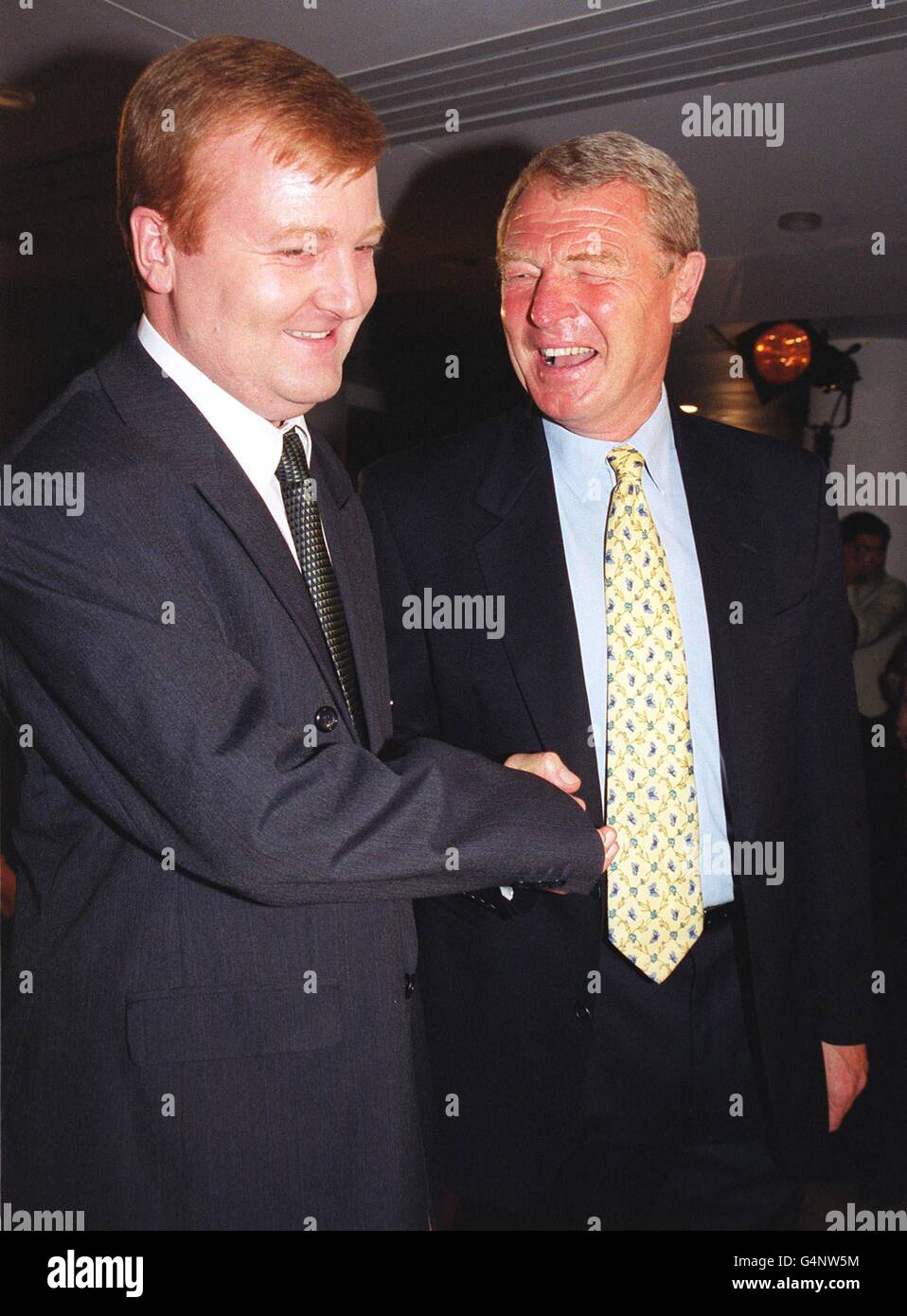 LE 9 AOÛT ' ce jour-là, en 1999, Charles Kennedy a succédé à Paddy Ashdown en tant que chef des libéraux-démocrates. L’ancien chef du parti libéral démocrate Paddy Ashdown félicite son successeur, Charles Kennedy (à gauche), qui a été élu à ce poste à Londres. Banque D'Images