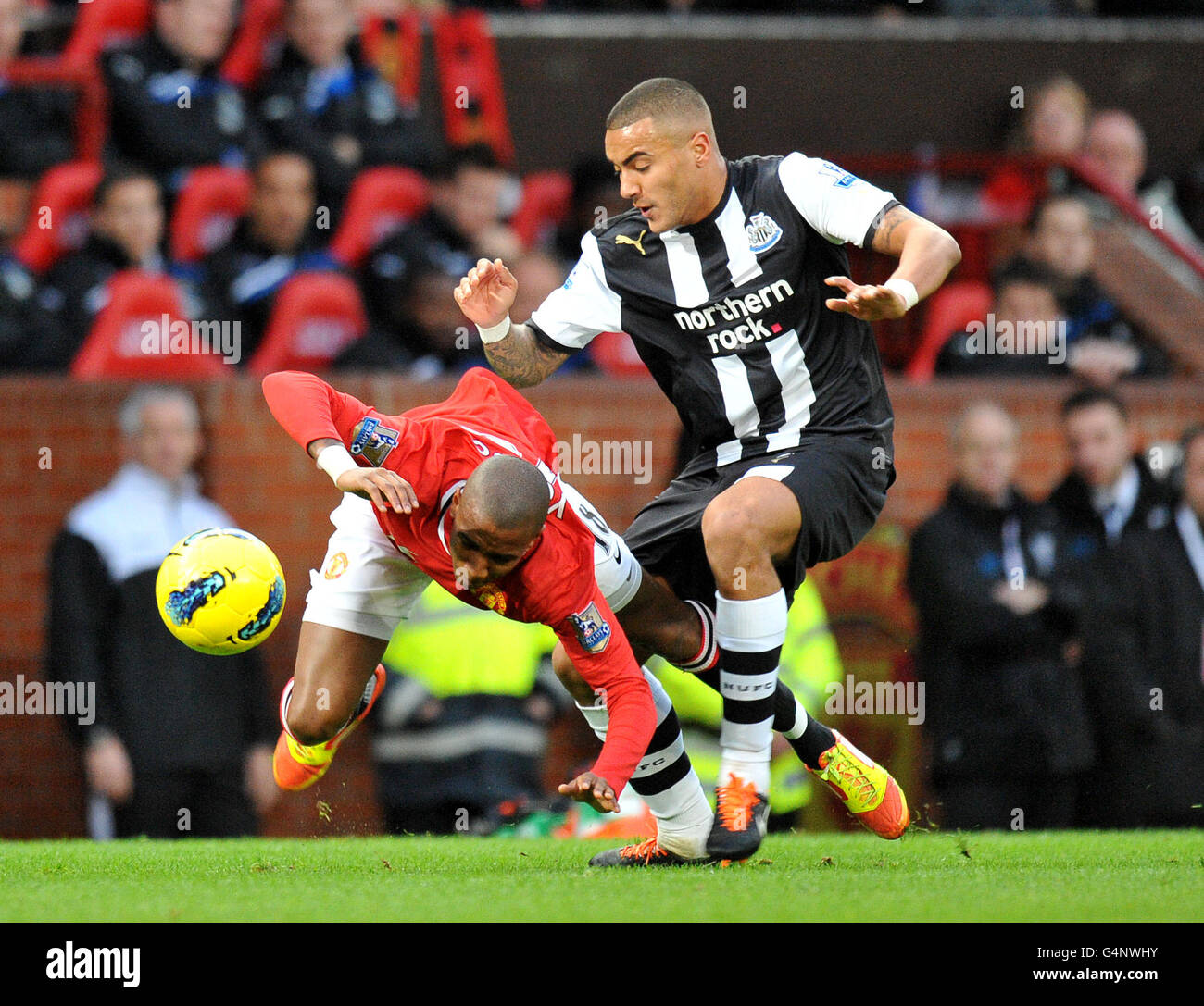 Ashley Young de Manchester United est fouillé par Danny de Newcastle United Simpson Banque D'Images