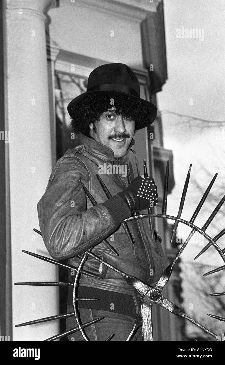 Chanteur principal avec le groupe de rock Thin Lizzy, Dublin né Phil Lynott, 33, à Londres pour annoncer le démantèlement des groupes. Après dix ans et une série de records d'or et de platine, le groupe l'appelle une journée avec un marathon au Royaume-Uni. Banque D'Images