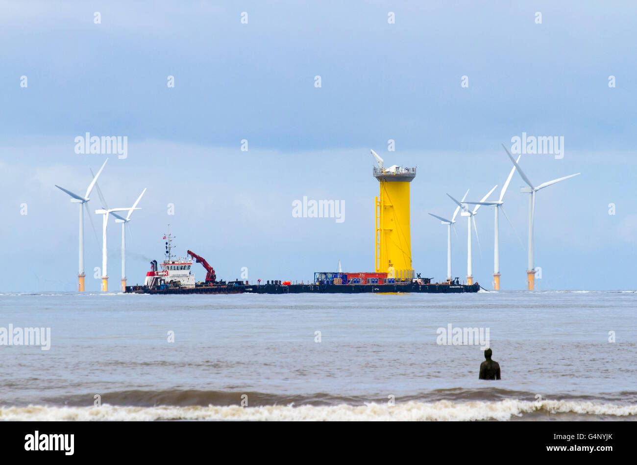 Voyage en laissant la Rivière Mersey, traversant le parc éolien Burbo, à Crosby, Merseyside, Royaume-Uni. Composants d'éoliennes de Cammell Laird. Banque D'Images