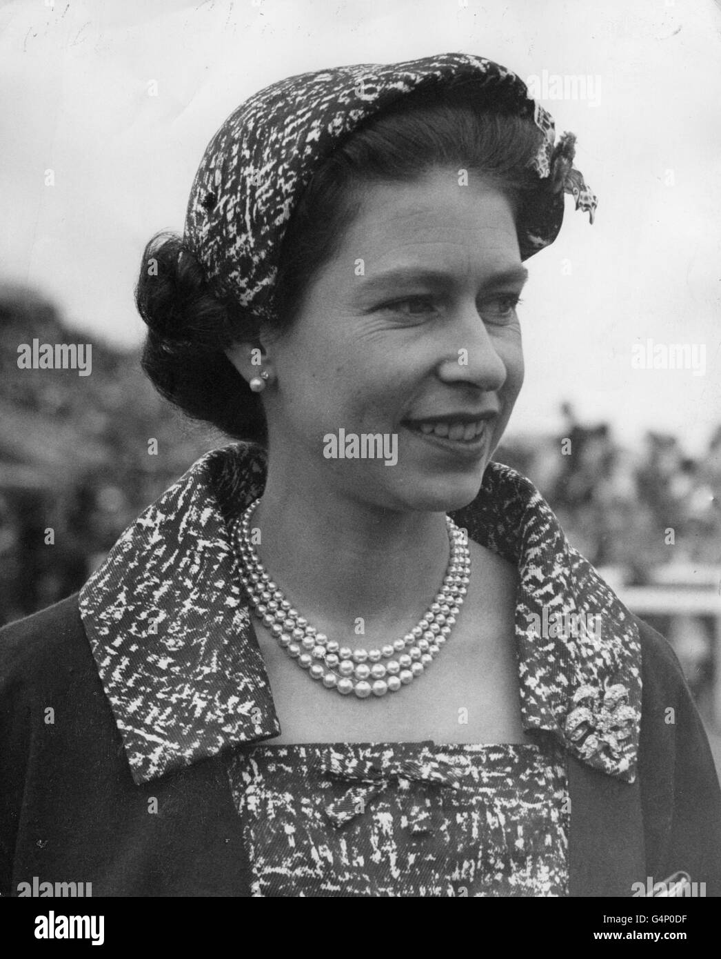 La reine Elizabeth II aux courses de Goodwood. Elle a eu deux coureurs, Deutelle dans la coupe Goodwood et stroma dans le handicap Singleton. Aucun de ces deux n'a été placé. Banque D'Images