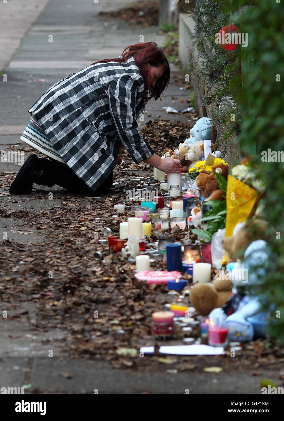 Les résidents locaux laissent des bougies allumées, des jouets mous et des messages de bonne volonté sur les lieux d'une veillée qui a eu lieu la nuit dernière à Gravesend, dans le Kent, à la suite de l'arrestation de deux personnes après l'admission d'un enfant à l'hôpital jeudi dernier dans un état grave. Banque D'Images