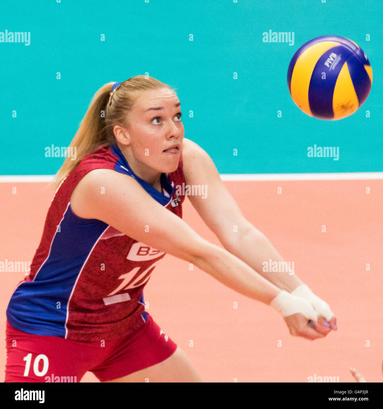 Bari, Italie. 18 Juin, 2016. Ekaterina Kosianenko de Russie établit la balle au cours de la FIVB World Grand Prix F1 2016 Groupe 1 Piscine Femmes match entre la Thaïlande et la Russie à PalaFlorio sports hall. Nicola Mastronardi/Alamy Live News Banque D'Images