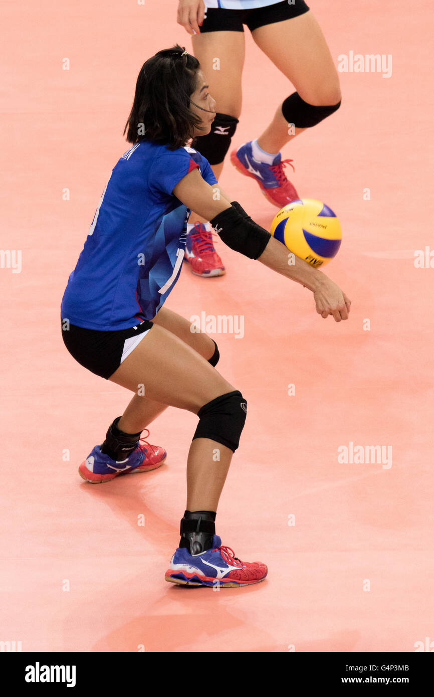 Bari, Italie. 18 Juin, 2016. Ajcharaporn Kongyot de Thaïlande reçoit le ballon au cours de la FIVB World Grand Prix F1 2016 Groupe 1 Piscine Femmes match entre la Thaïlande et la Russie à PalaFlorio sports hall. Nicola Mastronardi/Alamy Live News Banque D'Images