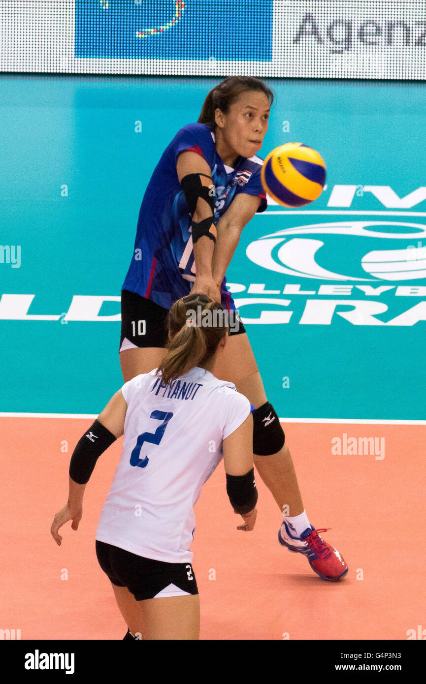 Bari, Italie. 18 Juin, 2016. Wilavan Apinyapong de Thaïlande reçoit le ballon au cours de la FIVB World Grand Prix F1 2016 Groupe 1 Piscine Femmes match entre la Thaïlande et la Russie à PalaFlorio sports hall. Nicola Mastronardi/Alamy Live News Banque D'Images