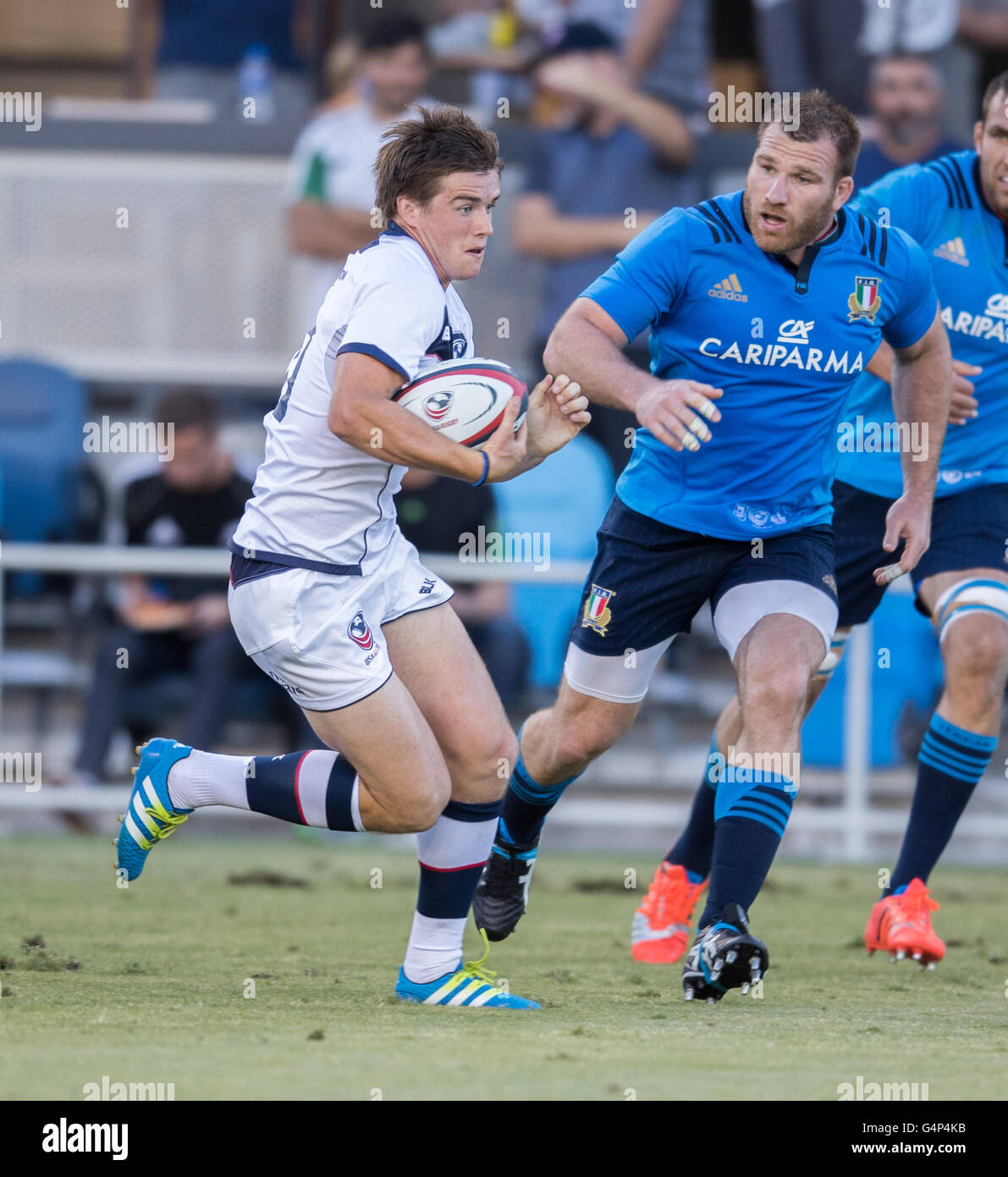San Jose, Californie, USA. 18 Juin, 2016. USA'S AJ MACGINTY (10) casse au cours de l'USA Rugby Match série d'été entre les USA et l'Italie des aigles au stade Azzurri d'Avaya à San Jose, CA Crédit : Jeff Mulvihill Jr/ZUMA/Alamy Fil Live News Banque D'Images