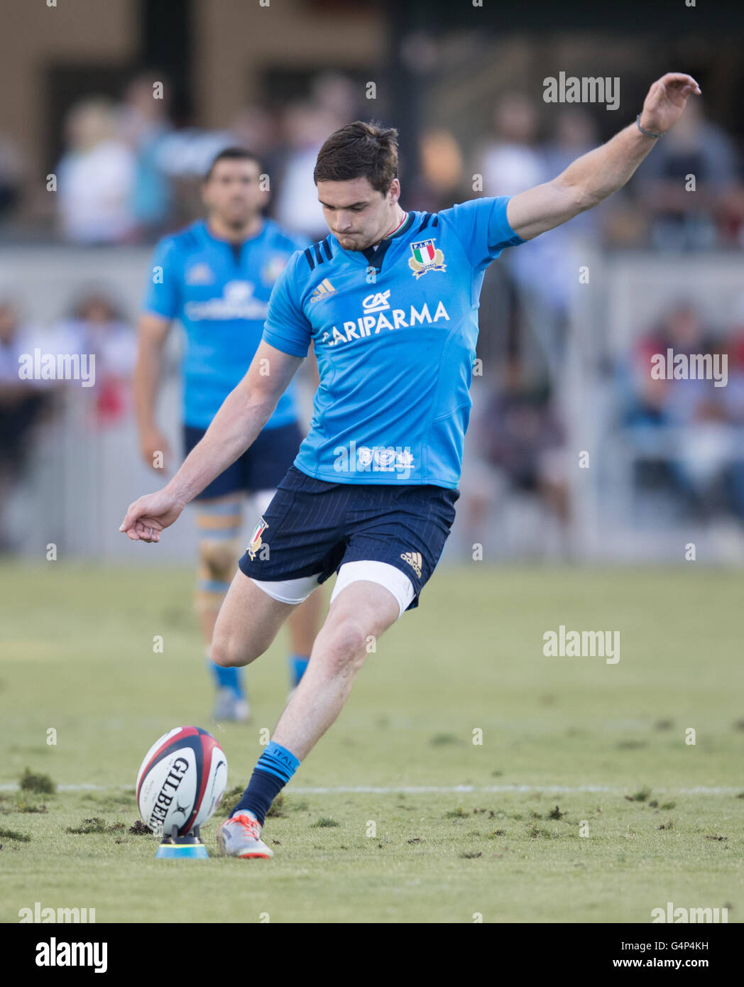 San Jose, Californie, USA. 18 Juin, 2016. L'Italie CARLO CANNA (10) un coup de mort au cours de la série d'été USA Rugby match entre les USA et l'Italie des aigles au stade Azzurri d'Avaya à San Jose, CA Crédit : Jeff Mulvihill Jr/ZUMA/Alamy Fil Live News Banque D'Images