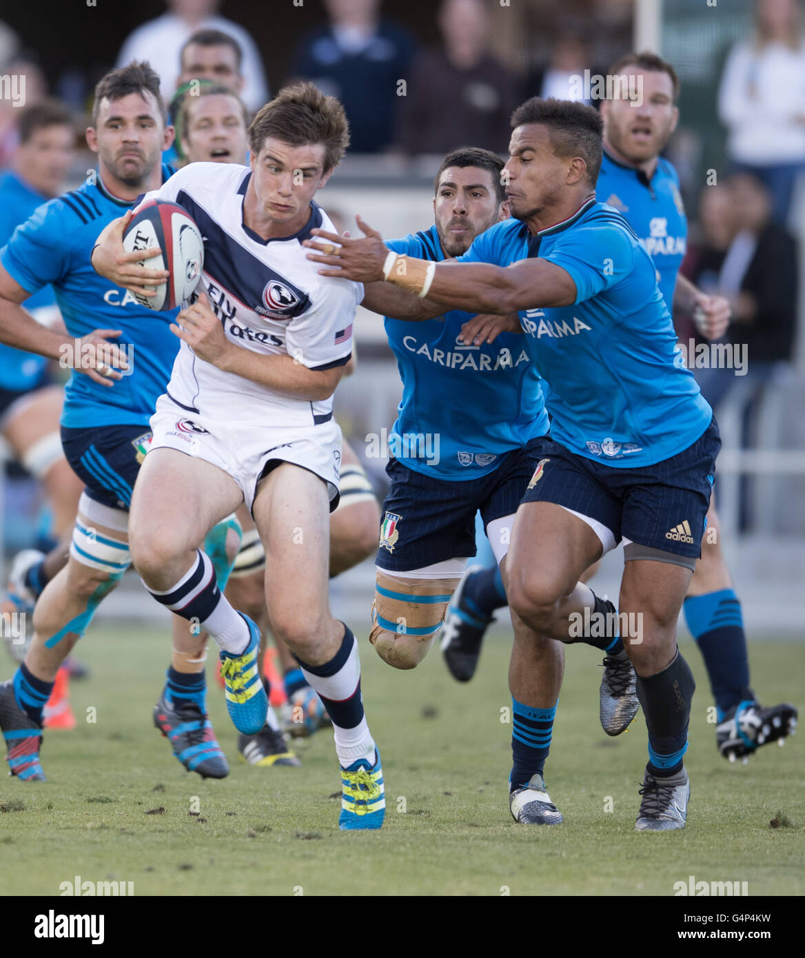 San Jose, Californie, USA. 18 Juin, 2016. USA'S AJ MACGINTY (10) tente de s'échapper au cours de l'USA Rugby Match série d'été entre les USA et l'Italie des aigles au stade Azzurri d'Avaya à San Jose, CA Crédit : Jeff Mulvihill Jr/ZUMA/Alamy Fil Live News Banque D'Images