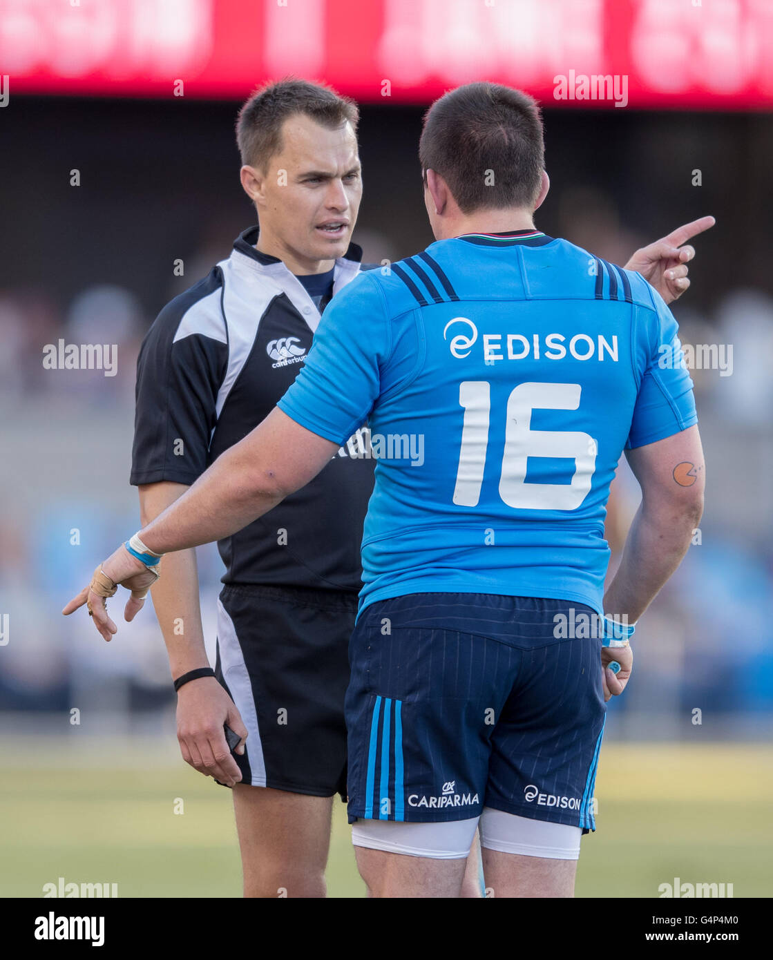 San Jose, Californie, USA. 18 Juin, 2016. L'Italie OLIVIERO FABIANI (16) discute avec l'arbitre au cours de l'USA Rugby Match série d'été entre les USA et l'Italie des aigles au stade Azzurri d'Avaya à San Jose, CA Crédit : Jeff Mulvihill Jr/ZUMA/Alamy Fil Live News Banque D'Images