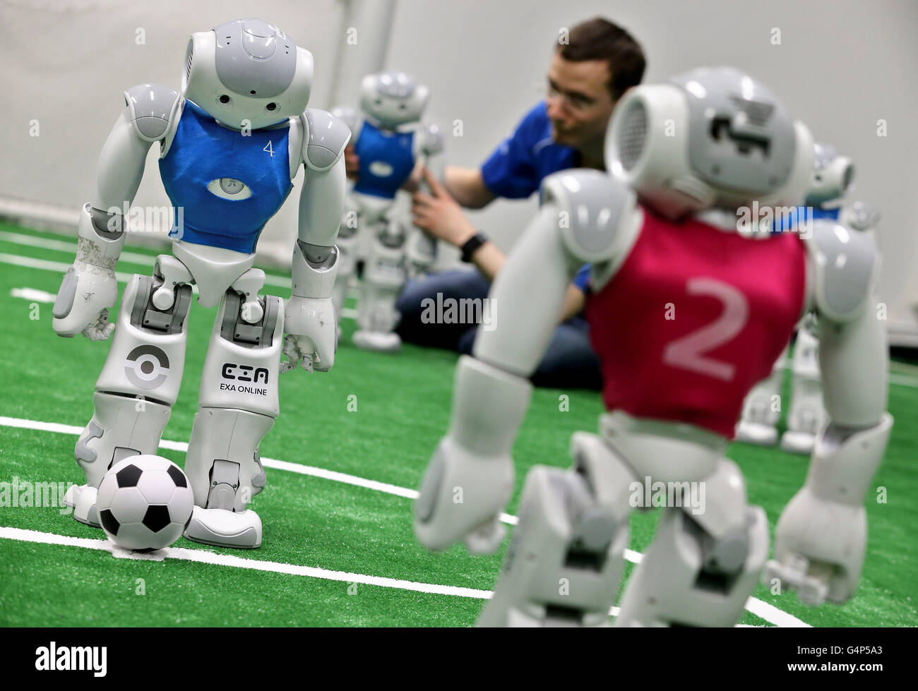 Leipzig, Allemagne. 31 mai, 2016. Hinerasky HTWK Hannes de l'équipe de préparation pour Nao-Robots un test match sur de nouveaux territoires à un laboratoire de l'Université pour la technologie et l'économie à Leipzig, Allemagne, 31 mai 2016. L'équipe a participé à l'Organisation mondiale de soccer féminin du Robot à plusieurs reprises. Maintenant ils se préparent pour la 20e RoboCup qui se tiendra à Leipzig entre le 30 juin et 4 juillet. Environ 3,5000 participants et 500 équipes provenant de 40 pays sont attendus. PHOTO : JAN WOITAS/dpa/Alamy Live News Banque D'Images