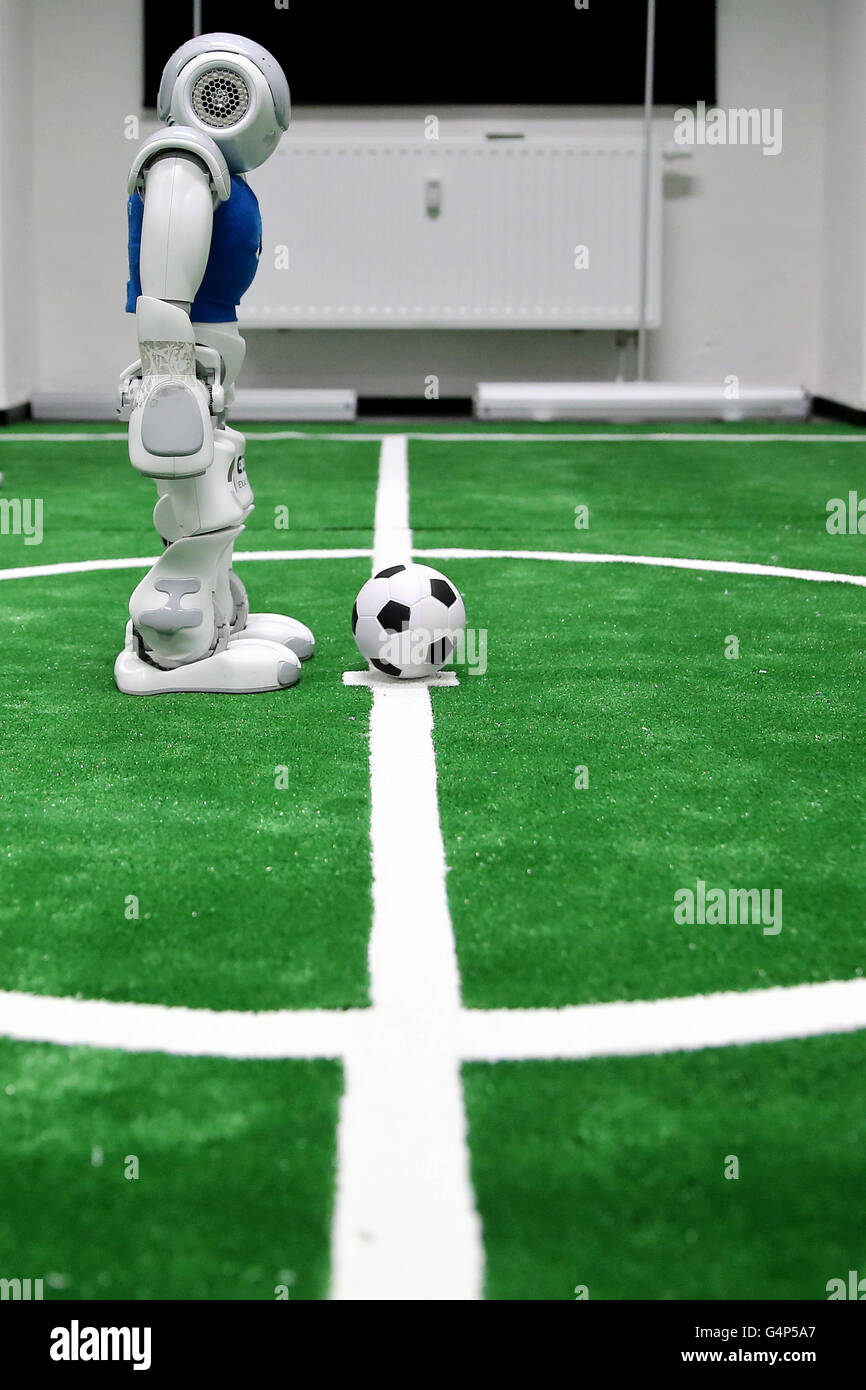 Leipzig, Allemagne. 31 mai, 2016. Nao-Robots sur de nouveaux territoires à un laboratoire de l'Université pour la technologie et l'économie à Leipzig, Allemagne, 31 mai 2016. L'équipe a participé à l'Organisation mondiale de soccer féminin du Robot à plusieurs reprises. Maintenant ils se préparent pour la 20e RoboCup qui se tiendra à Leipzig entre le 30 juin et 4 juillet. Environ 3,5000 participants et 500 équipes provenant de 40 pays sont attendus. PHOTO : JAN WOITAS/dpa/Alamy Live News Banque D'Images