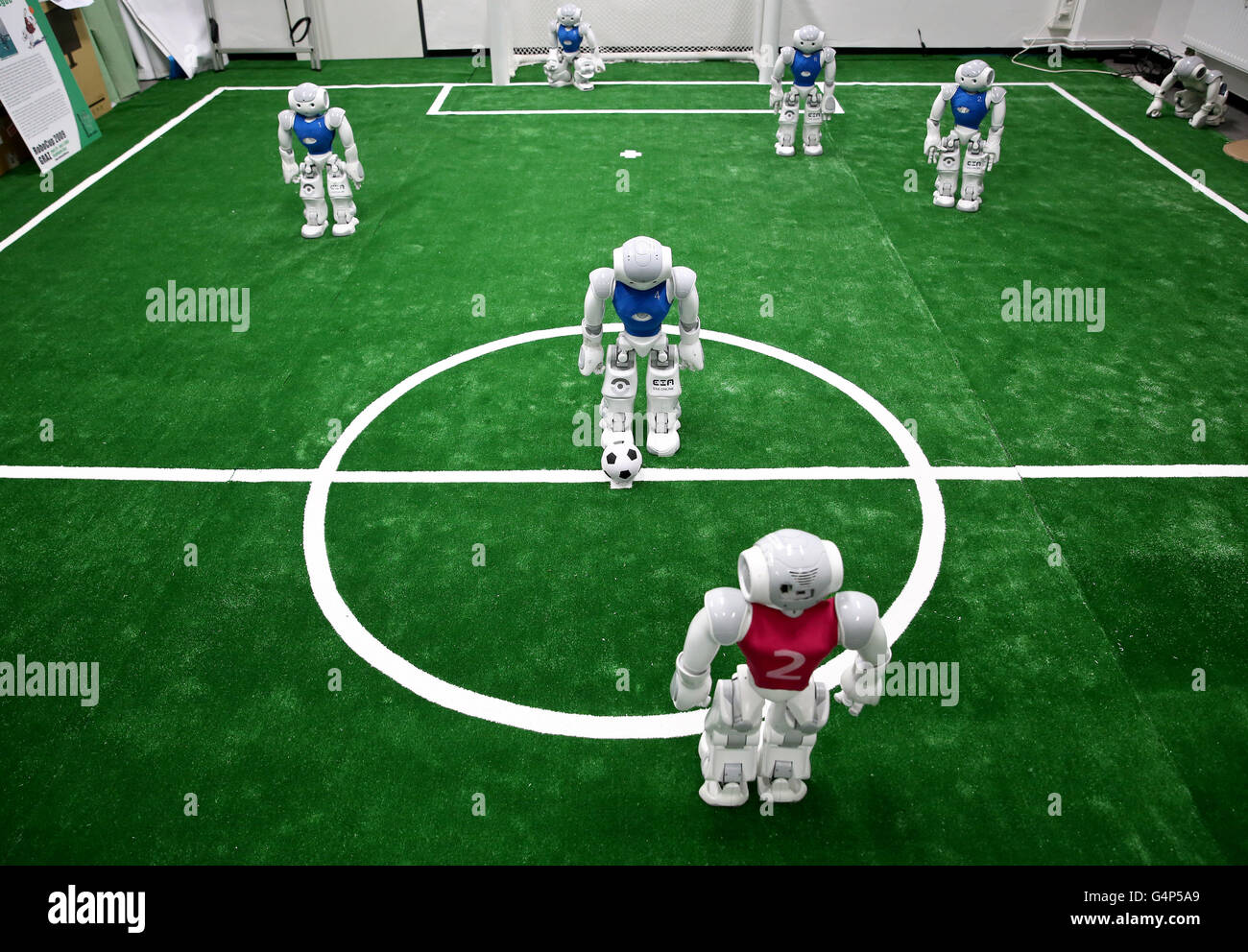 Leipzig, Allemagne. 31 mai, 2016. Nao-Robots sur de nouveaux territoires à un laboratoire de l'Université pour la technologie et l'économie à Leipzig, Allemagne, 31 mai 2016. L'équipe a participé à l'Organisation mondiale de soccer féminin du Robot à plusieurs reprises. Maintenant ils se préparent pour la 20e RoboCup qui se tiendra à Leipzig entre le 30 juin et 4 juillet. Environ 3,5000 participants et 500 équipes provenant de 40 pays sont attendus. PHOTO : JAN WOITAS/dpa/Alamy Live News Banque D'Images