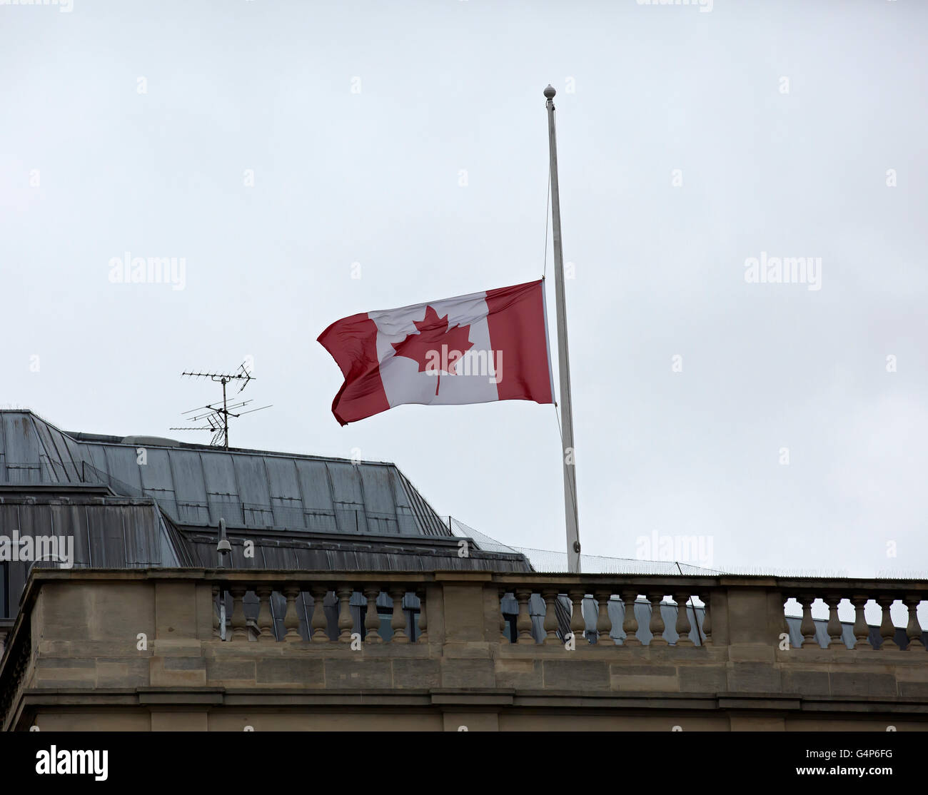 Trafalgar Square London,UK,18 juin 2016,le drapeau flotte en berne à Trafalgar Square, Londres, un émouvant hommage aux gens qui sont morts dans la prise de vue de nuit d'Orlando et Jo Cox Crédit : Keith Larby/Alamy Live News Banque D'Images