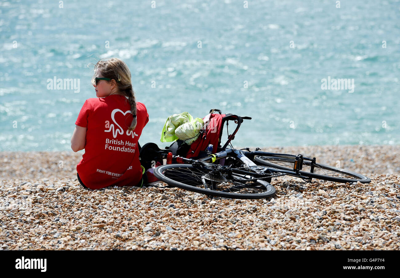 Brighton, UK. 19 juin 2016. Les cyclistes aller à la plage après avoir terminé l'Assemblée British Heart Foundation Londres à Brighton promenade en vélo dans la région de beau temps aujourd'hui Crédit : Simon Dack/Alamy Live News Banque D'Images