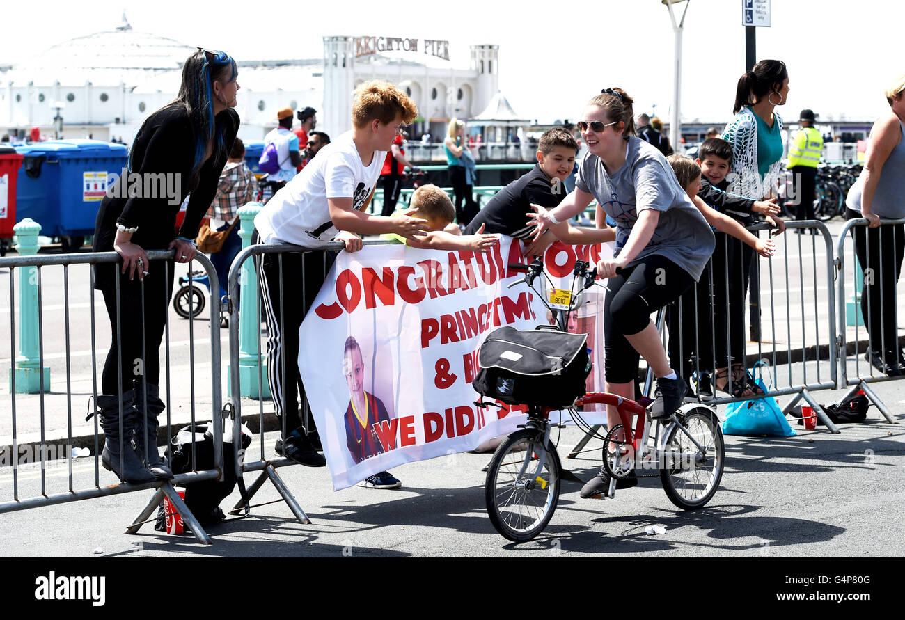 Brighton, UK. 19 juin 2016. Les cyclistes près de la ligne d'arrivée qu'ils complètent le British Heart Foundation annuel Londres à Brighton en vélo dans l'état ensoleillé de la meteo d'aujourd'hui Crédit : Simon Dack/Alamy Live News Banque D'Images