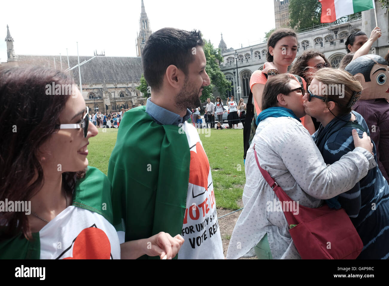 Londres, Royaume-Uni. 19 Juin, 2016. Des centaines de Londoniens se sont réunis à la place du Parlement pour prendre part à "Kissing contre Brexit'. La chaîne humaine sur Londres a été rejoint par la i-pad à Rome, Paris et Berlin, maintien de la chaîne d'embrasser l'ensemble de l'Europe, qui a battu le record mondial Guinness Crédit : Jay Shaw-Baker/Alamy Live News Banque D'Images