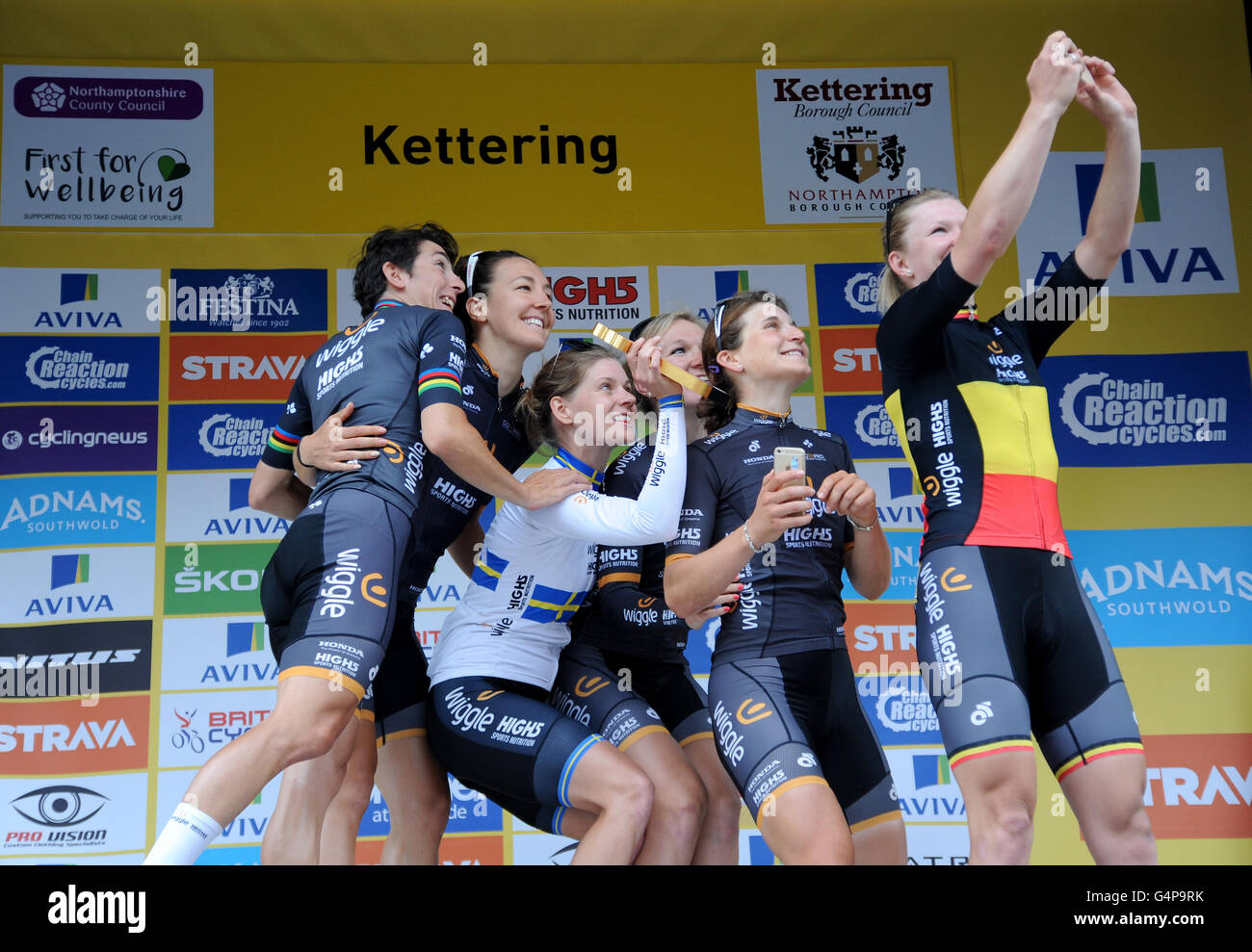 Northampton à Kettering, UK, 19 juin 2016. Aviva Tournée des femmes dans l'étape 5. Gagnants de la classification de l'équipe Haute Wiggle5 prendre un trophée selfies avec leur sur le podium. @ David Partridge / Alamy Live News Banque D'Images