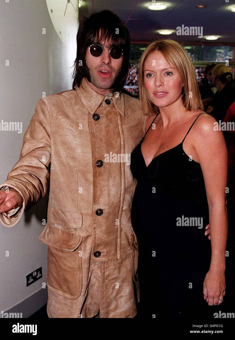 Liam Gallagher, chanteur du groupe de rock Oasis, et sa femme enceinte Patsy Kensit arrivent à la première mondiale du nouveau film de Hugh Grant, Mickey Blue Eyes, à l'Odeon West End, Londres. Banque D'Images