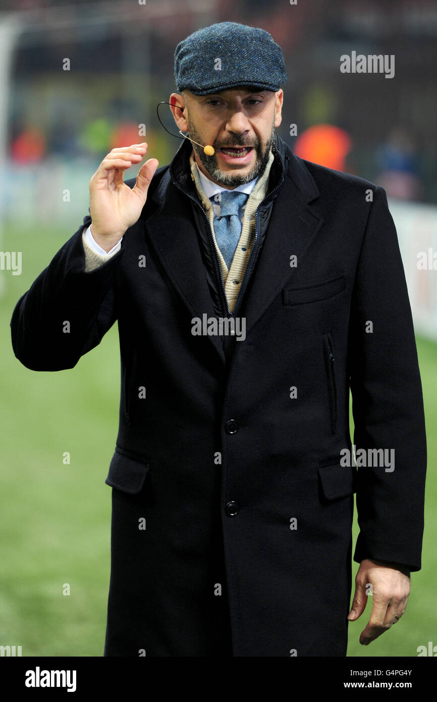 Football - Ligue des champions de l'UEFA - Groupe H - AC Milan / Barcelone - Giuseppe Meazza. Gianluca Vialli travaillant comme un pundit pour la télévision italienne Banque D'Images