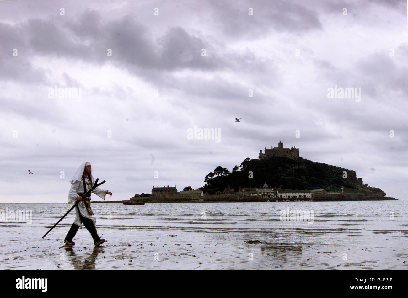 Dylan Apthium, Archidrid de l'ordre insulaire des Druides, devant l'éclipse au mont Saint-Michel, Penzance, Cornouailles. Dylan a prié pour que la couverture nuageuse disparaisse. Banque D'Images