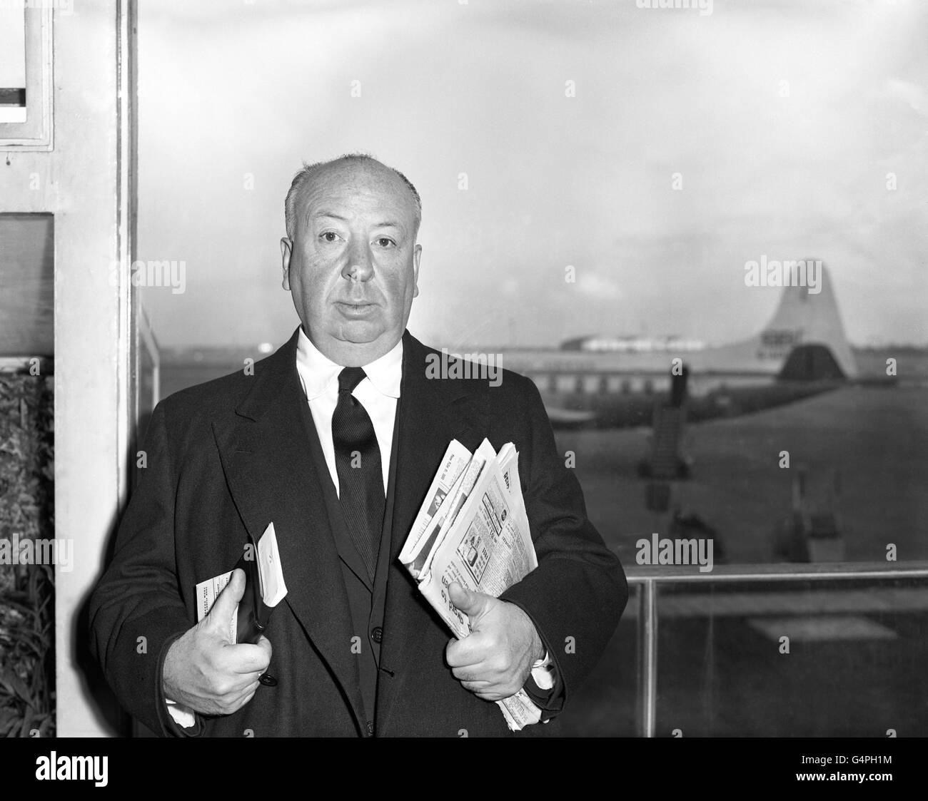 Le cinéaste Alfred Hitchcock quitte Londres pour Paris sur son chemin vers la Californie, où il vit maintenant. Banque D'Images