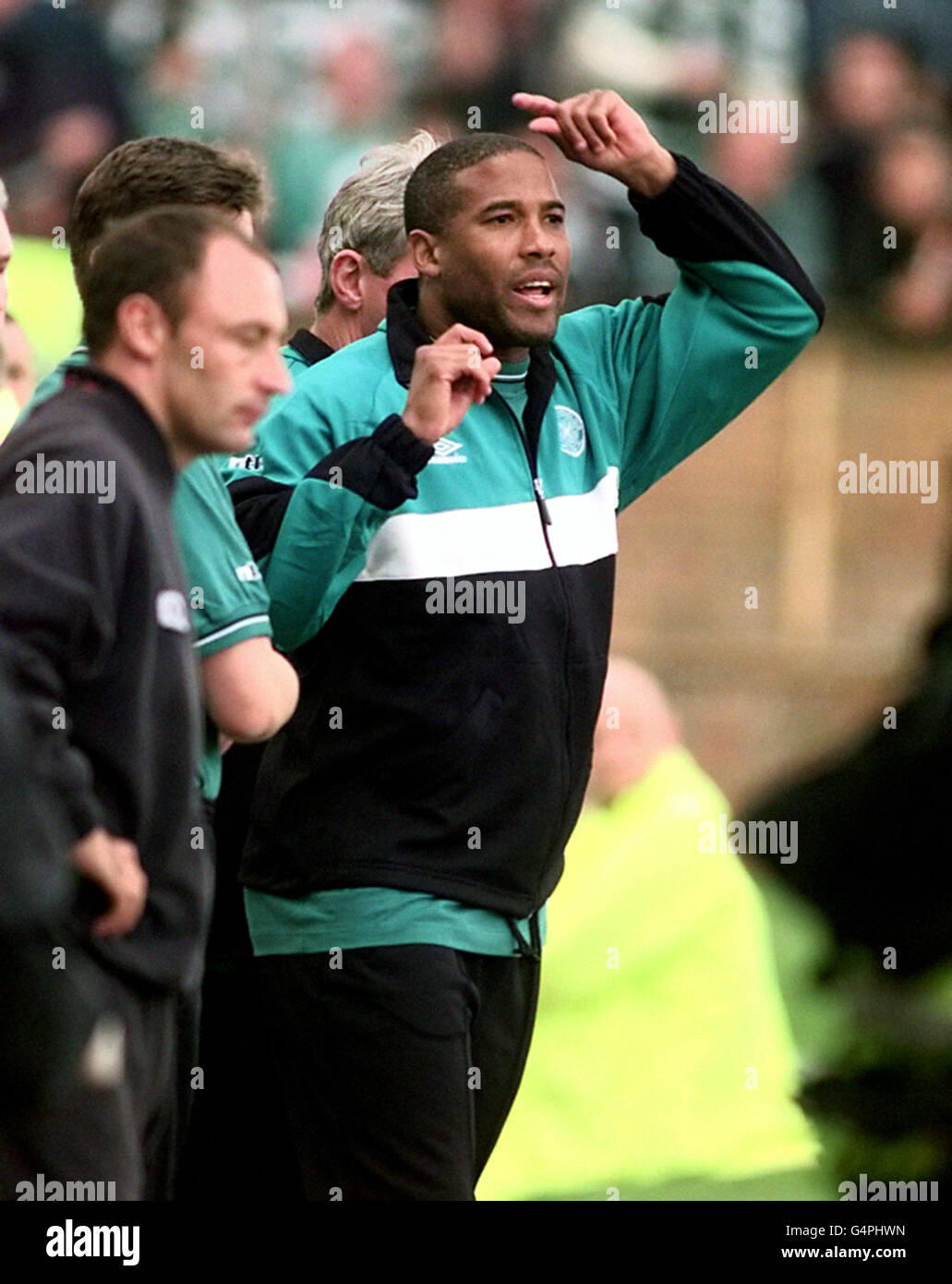 L'entraîneur celtique John Barnes ne peut pas croire sa chance car l'équipe perd 2-1 à Dundee Utd au parc Tannadice, à Dundee. *10/02/2000 - John Barnes, l'ancienne star de Liverpool et d'Angleterre, a été licencié à la suite de la défaite embarrassante de la coupe écossaise du Celtic par Inverness Caledonian Thistle le 8/2/2000 Banque D'Images