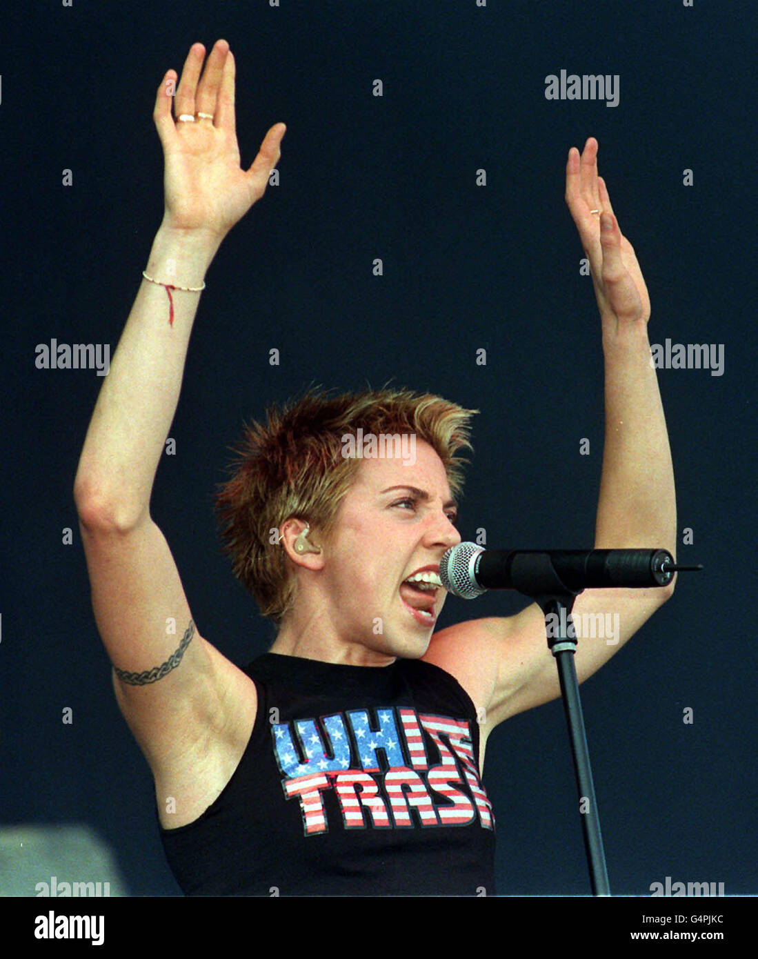 Mel C, du groupe de filles The Spice Girls, avec sa nouvelle image radicale, en solo sur scène devant une foule de 10,000 personnes au festival de musique V99 à Chelmsford, Essex, le samedi 21 août 1999. Banque D'Images