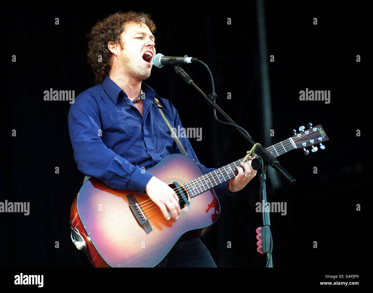 Le groupe pop The Levelers se déroule sur scène devant un public de 10,000 personnes au festival de musique V99 à Chelmsford, Essex. Banque D'Images