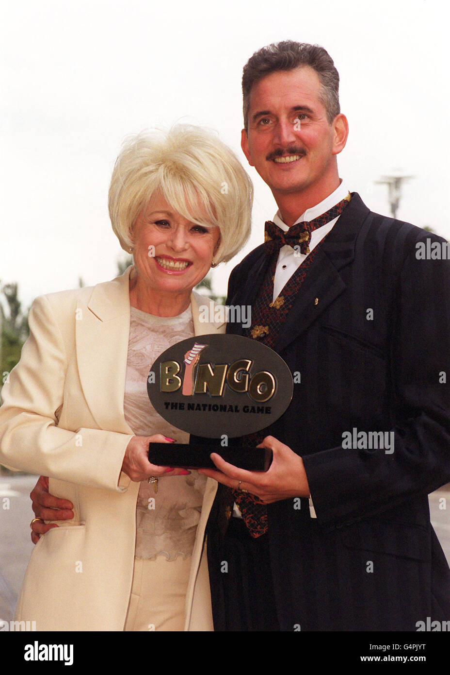 Barabara Windsor, star de TV EastEnders, présente à Steve Linder le prix Bingo Caller de l'année 1999, lors d'une cérémonie à Londres.Steve, âgé de 43 ans, du Buckingham Bingo Club, à Huyton, Merseyside, a gagné un voyage pour deux à Las Vegas et Los Angeles. Banque D'Images